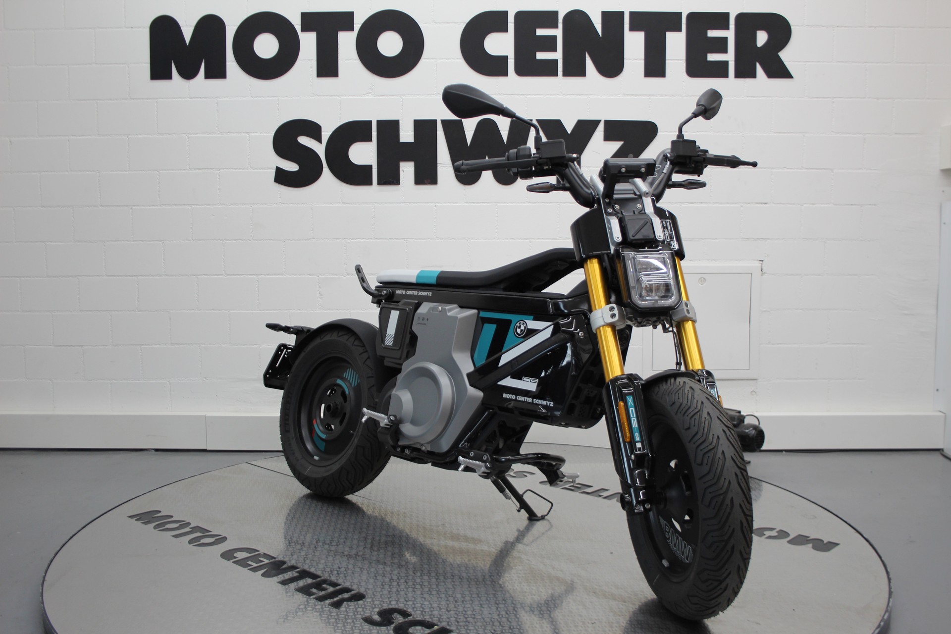 BMW CE 02-showroom-element-1