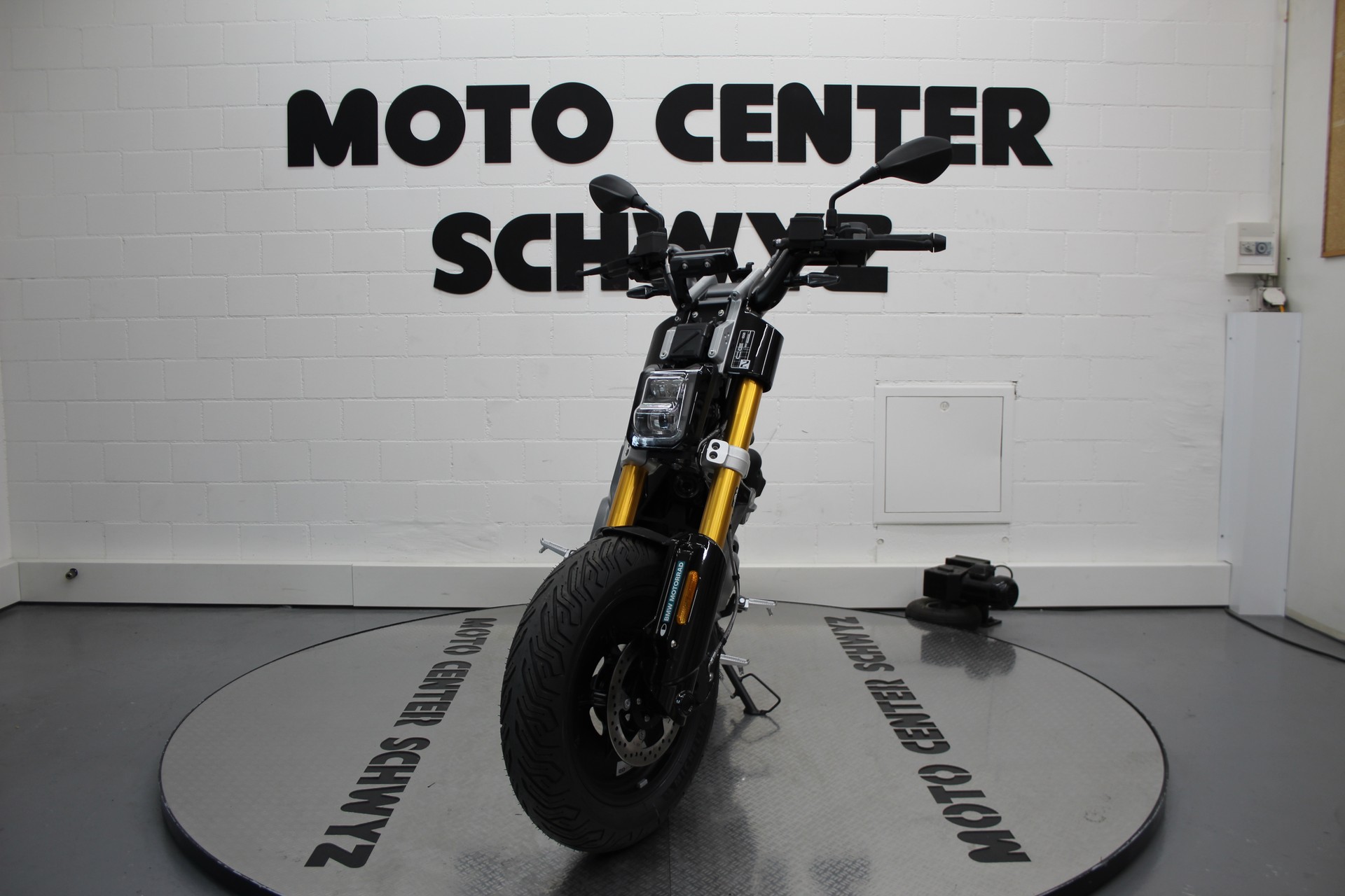 BMW CE 02-showroom-element-2