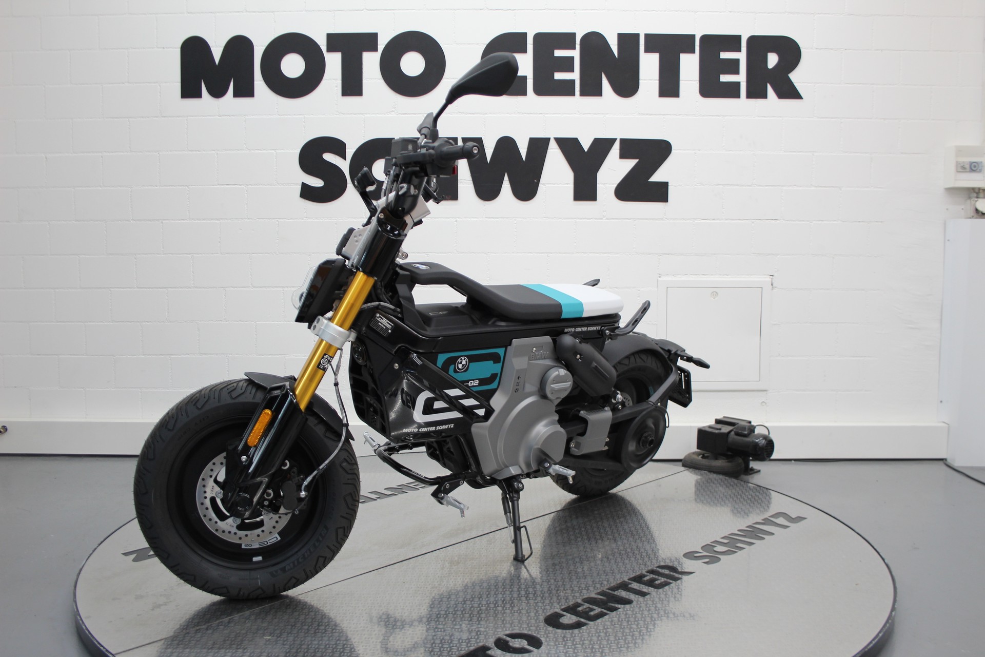 BMW CE 02-showroom-element-3