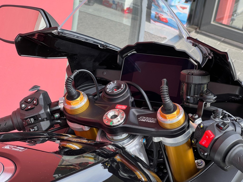 APRILIA RSV4 1100 Factory-image-8
