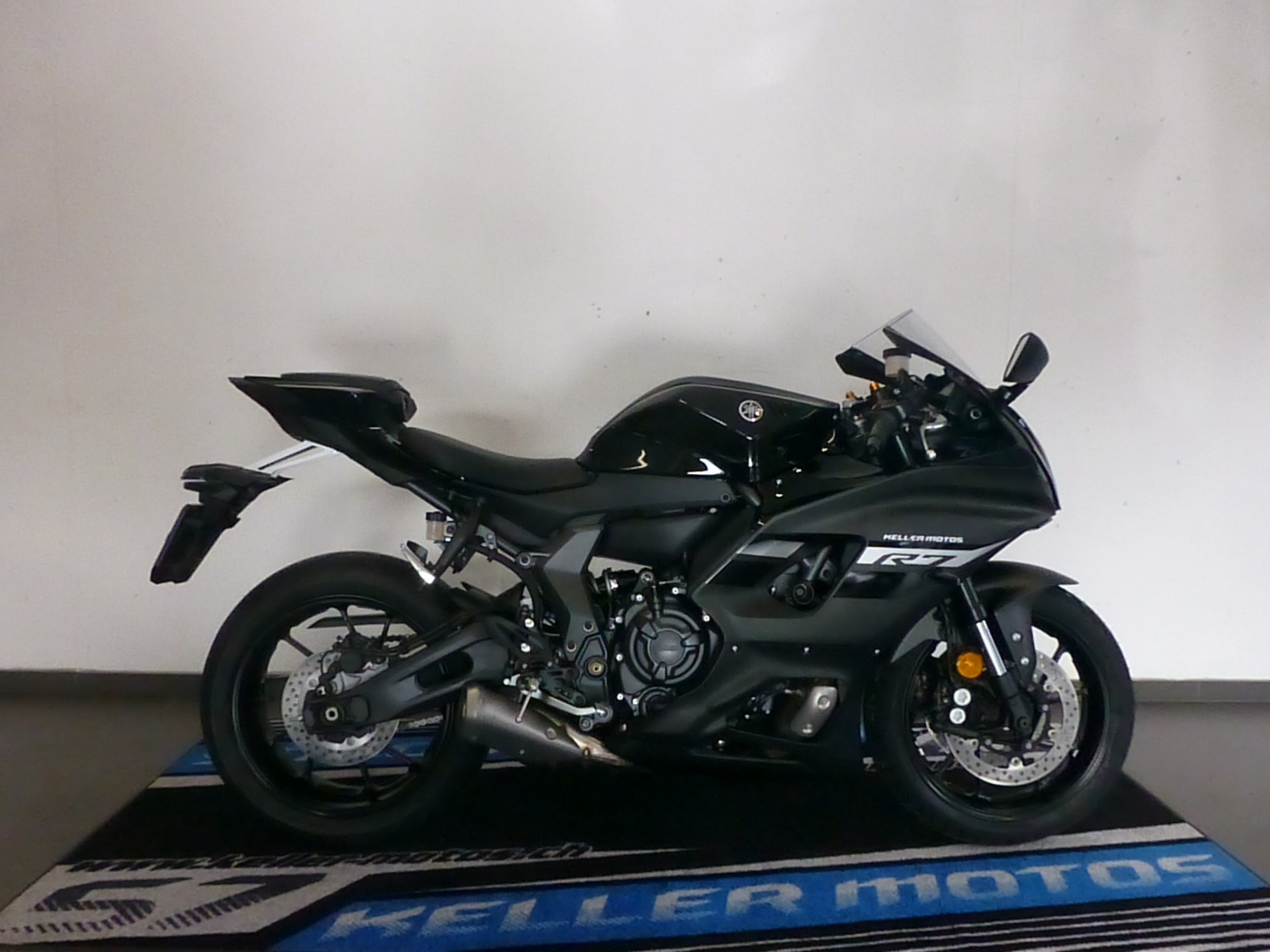 YAMAHA R7
