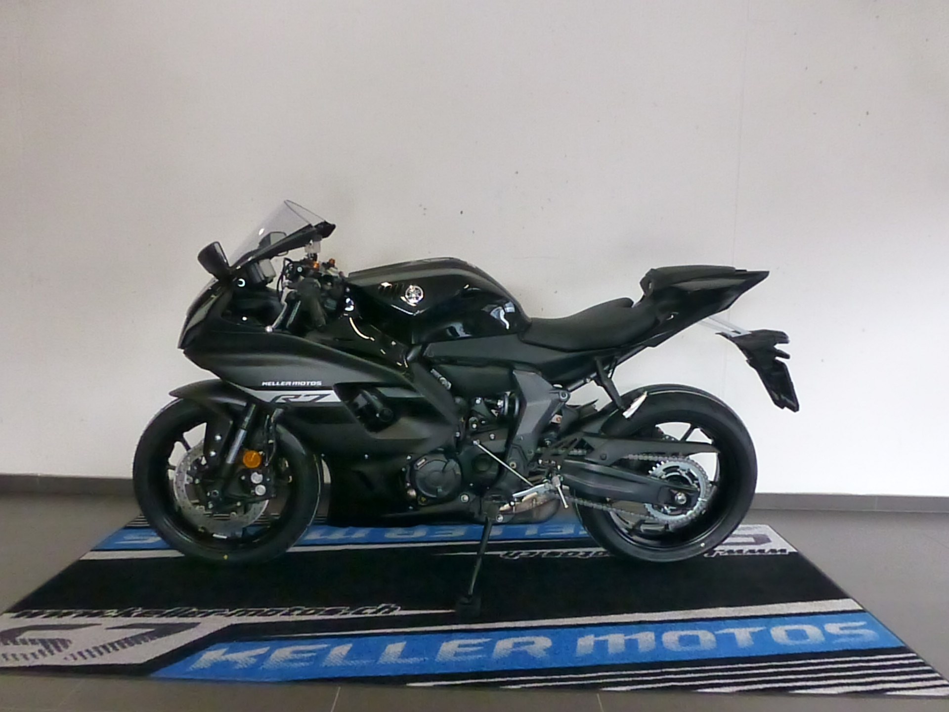 YAMAHA R7-showroom-element-1