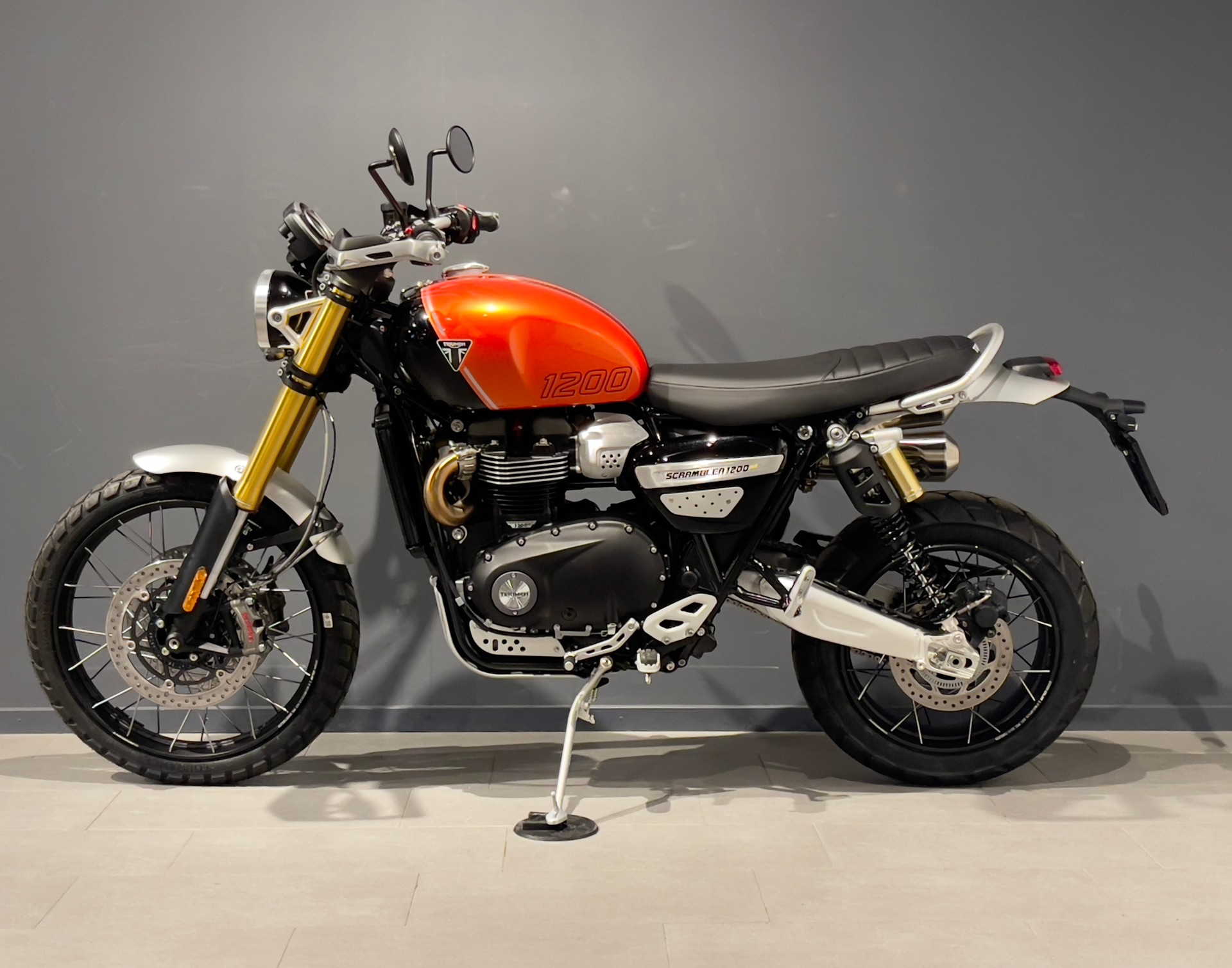 TRIUMPH 1200 XE-showroom-element-3