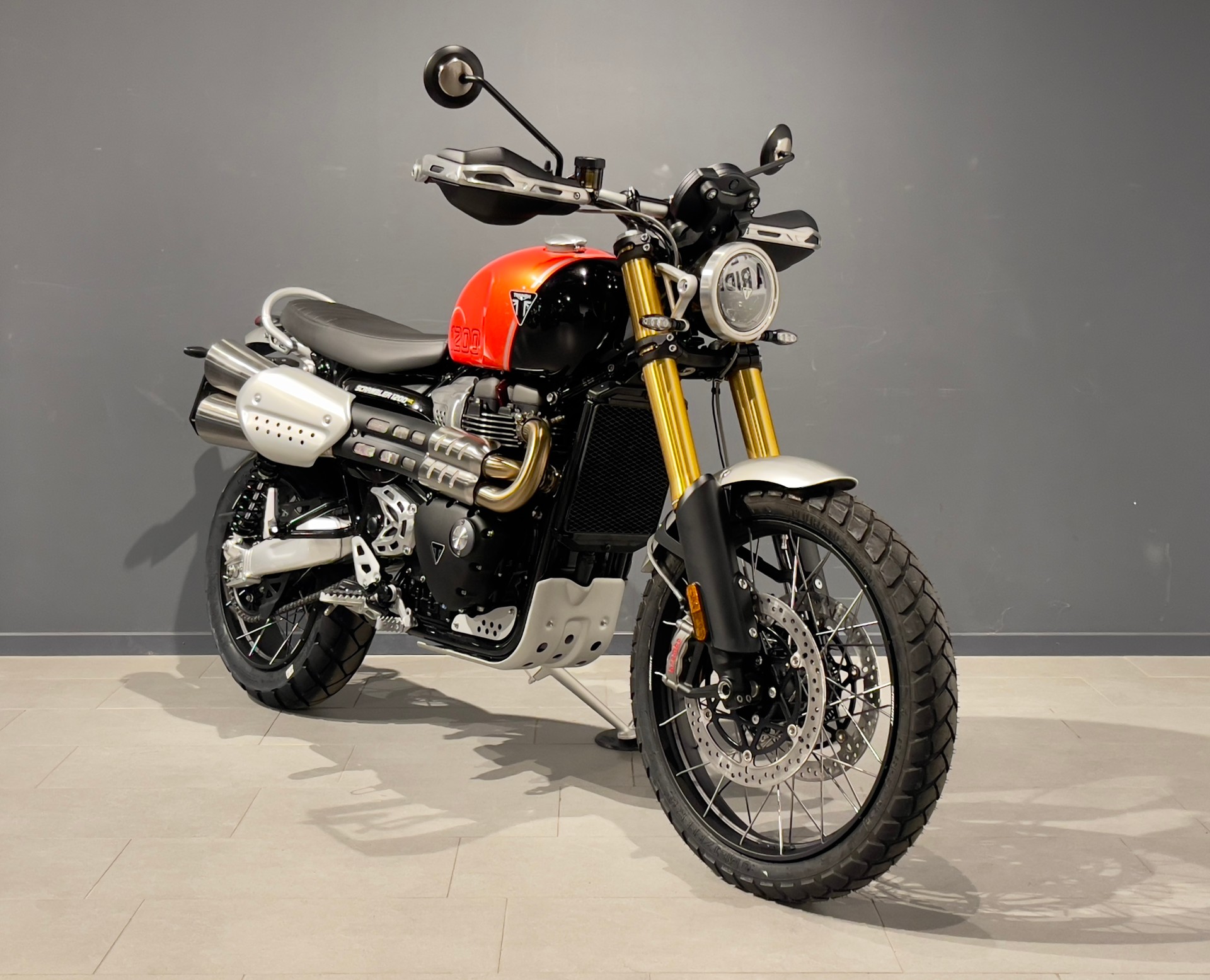 TRIUMPH 1200 XE-showroom-element-1