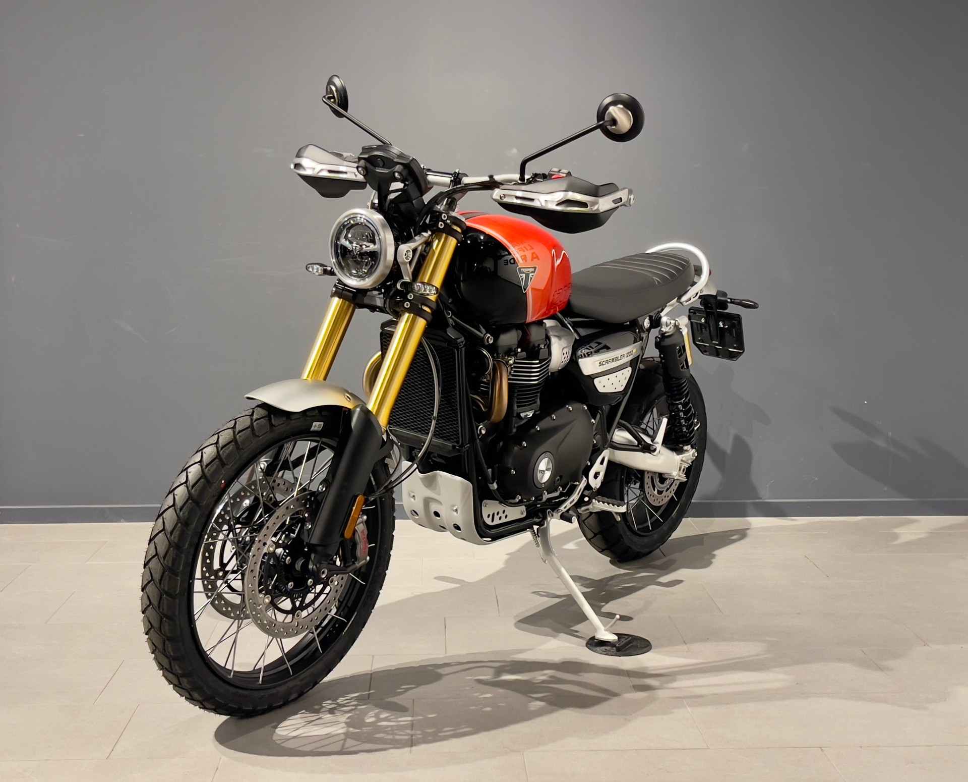 TRIUMPH 1200 XE-showroom-element-2