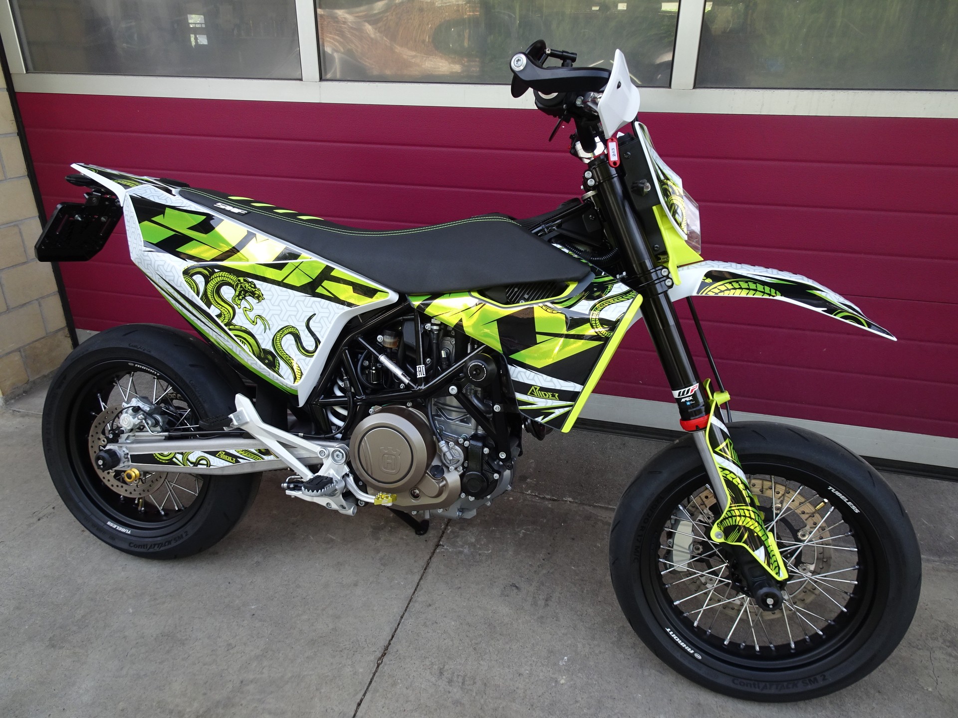 HUSQVARNA 701 Supermoto (35kW)-showroom-element-2