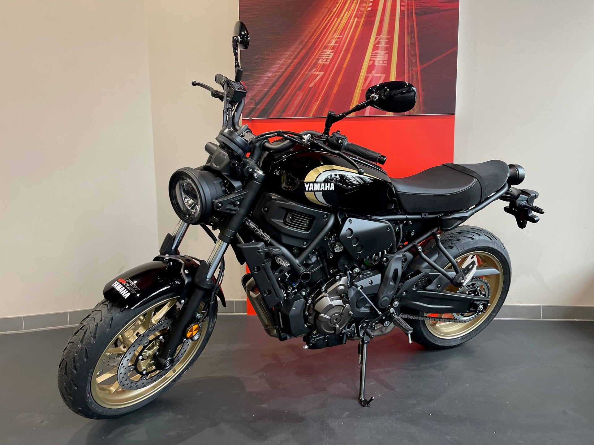 YAMAHA XSR 700-showroom-element-3