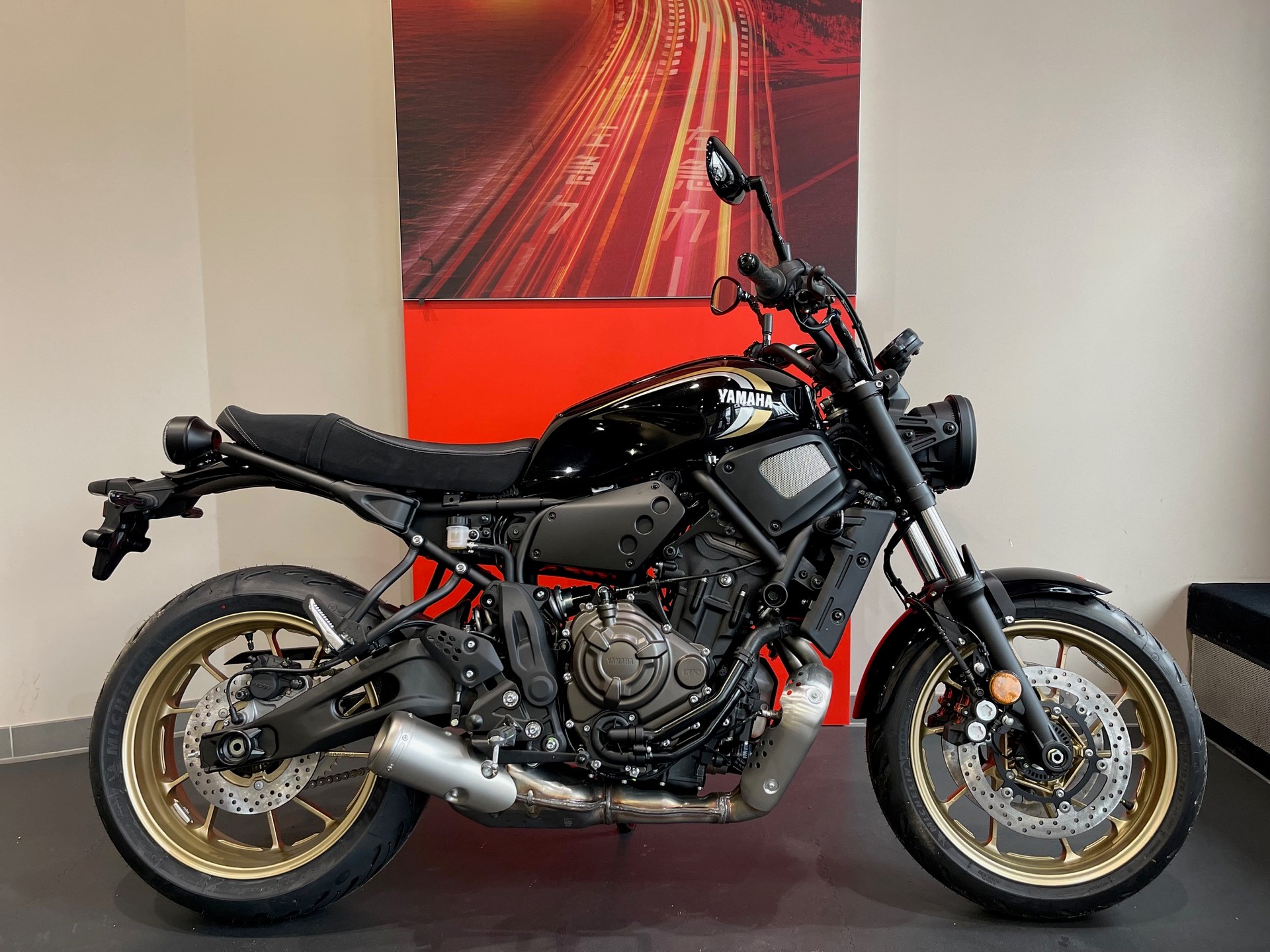YAMAHA XSR 700-showroom-element-1