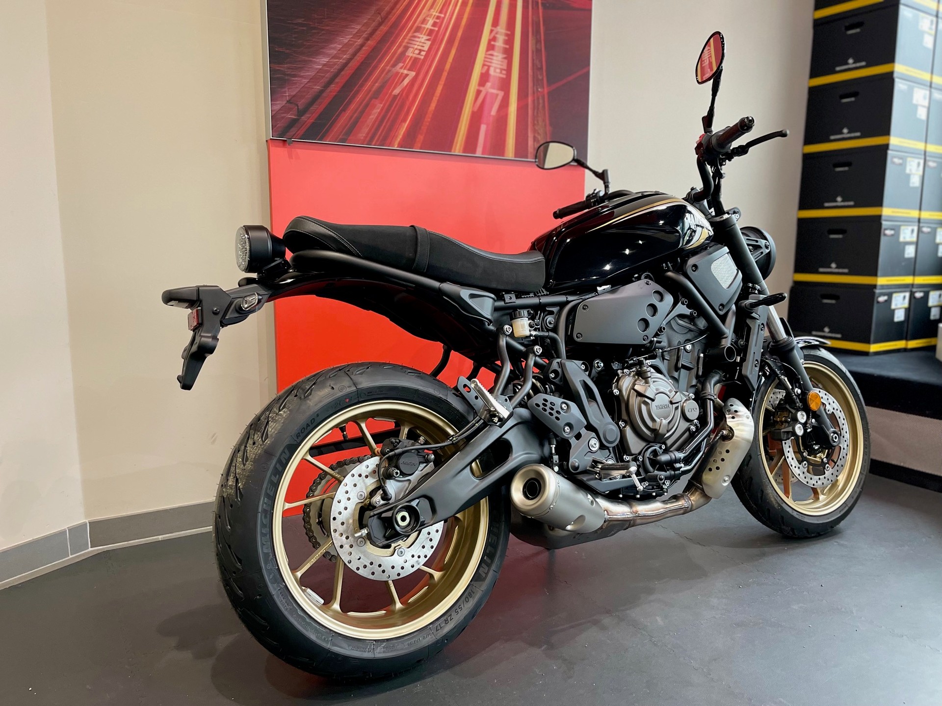 YAMAHA XSR 700-showroom-element-2