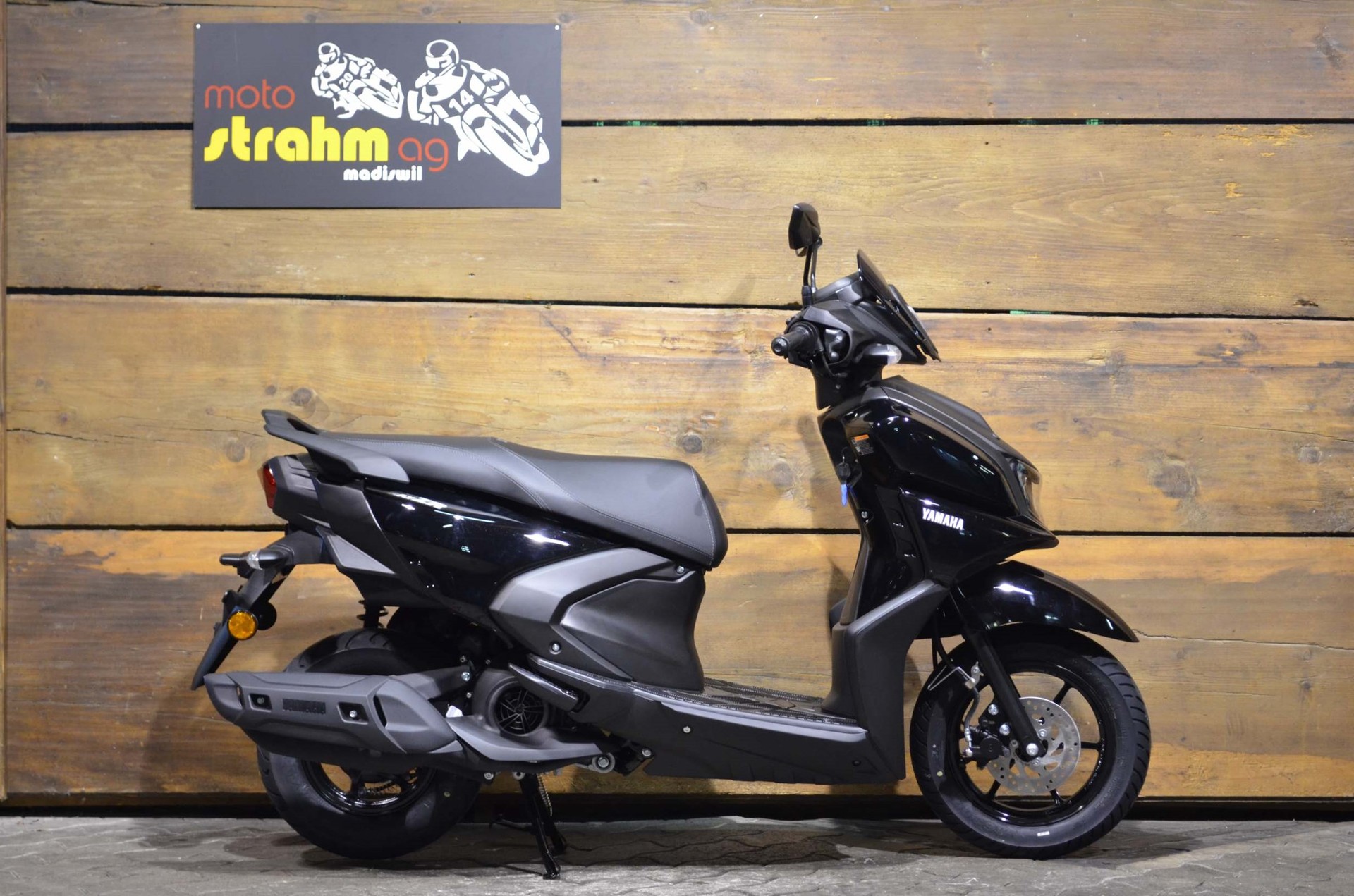 YAMAHA RayZR 125-showroom-element-1