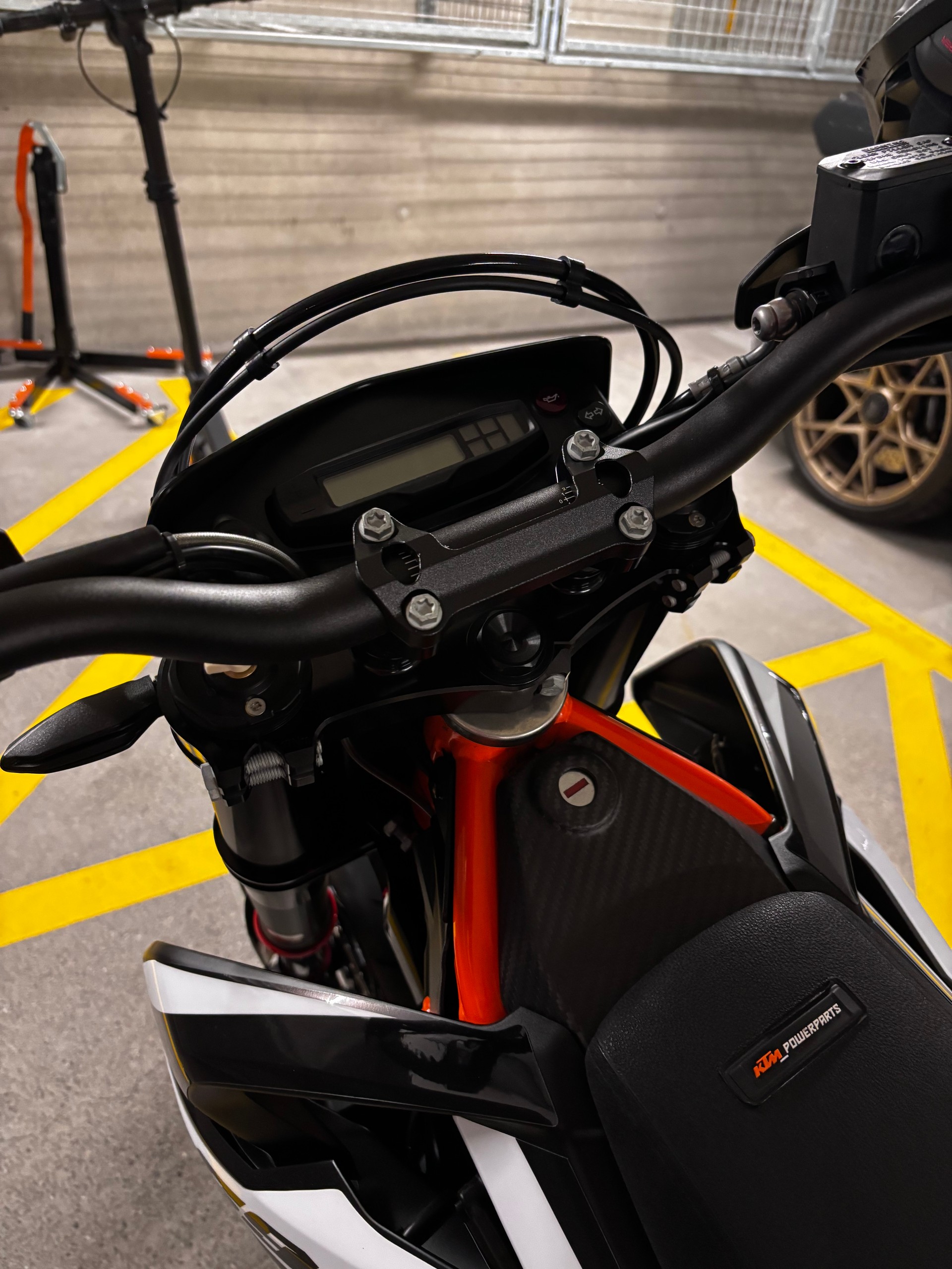 KTM 690 SMC R-image-10