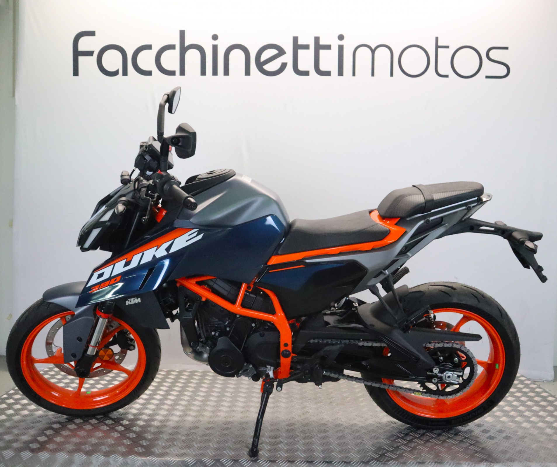 KTM 390 Duke-showroom-element-1