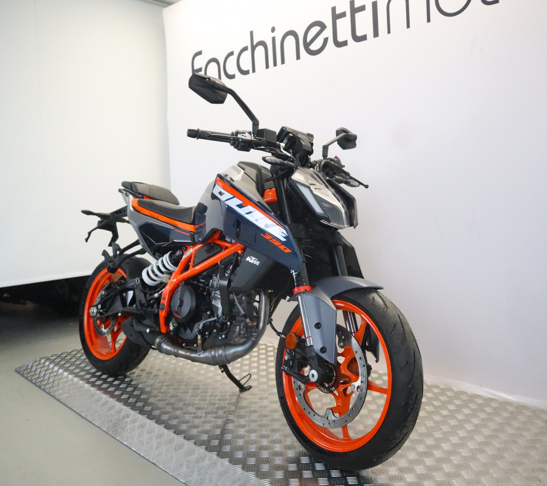 KTM 390 Duke-showroom-element-2