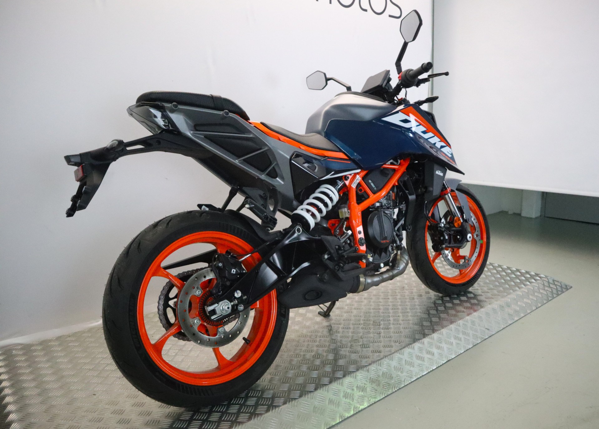 KTM 390 Duke-showroom-element-3