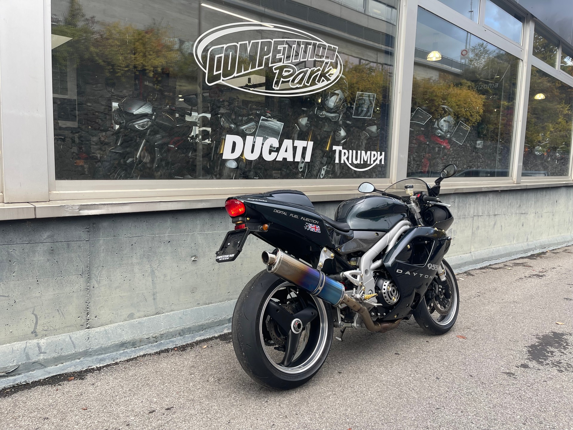 TRIUMPH Daytona Centenary-showroom-element-1