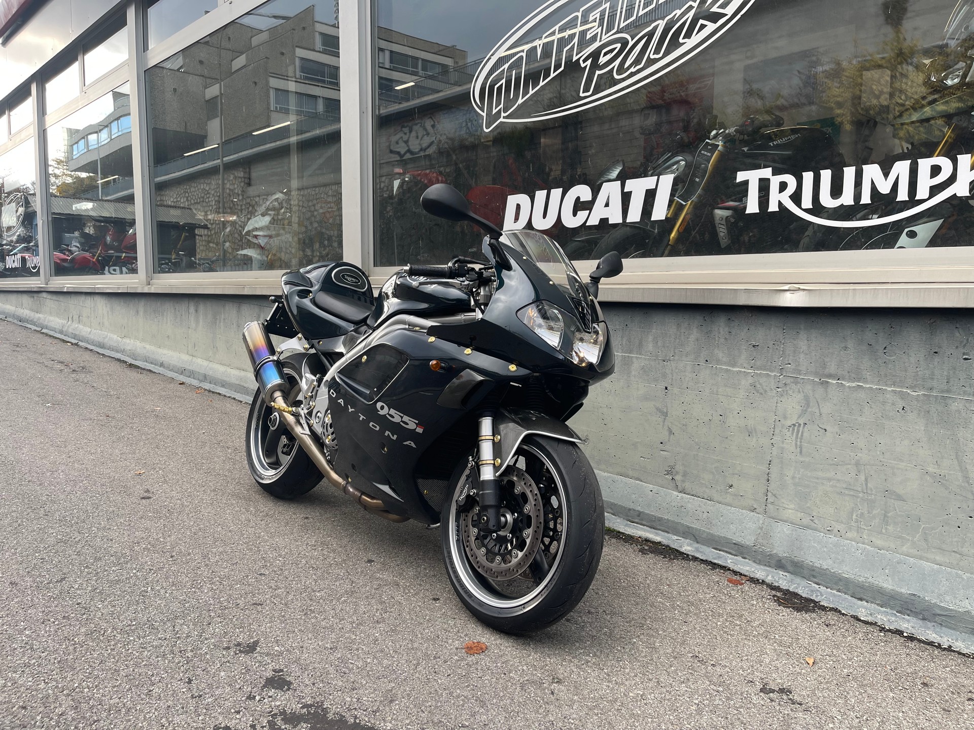 TRIUMPH Daytona Centenary-showroom-element-2