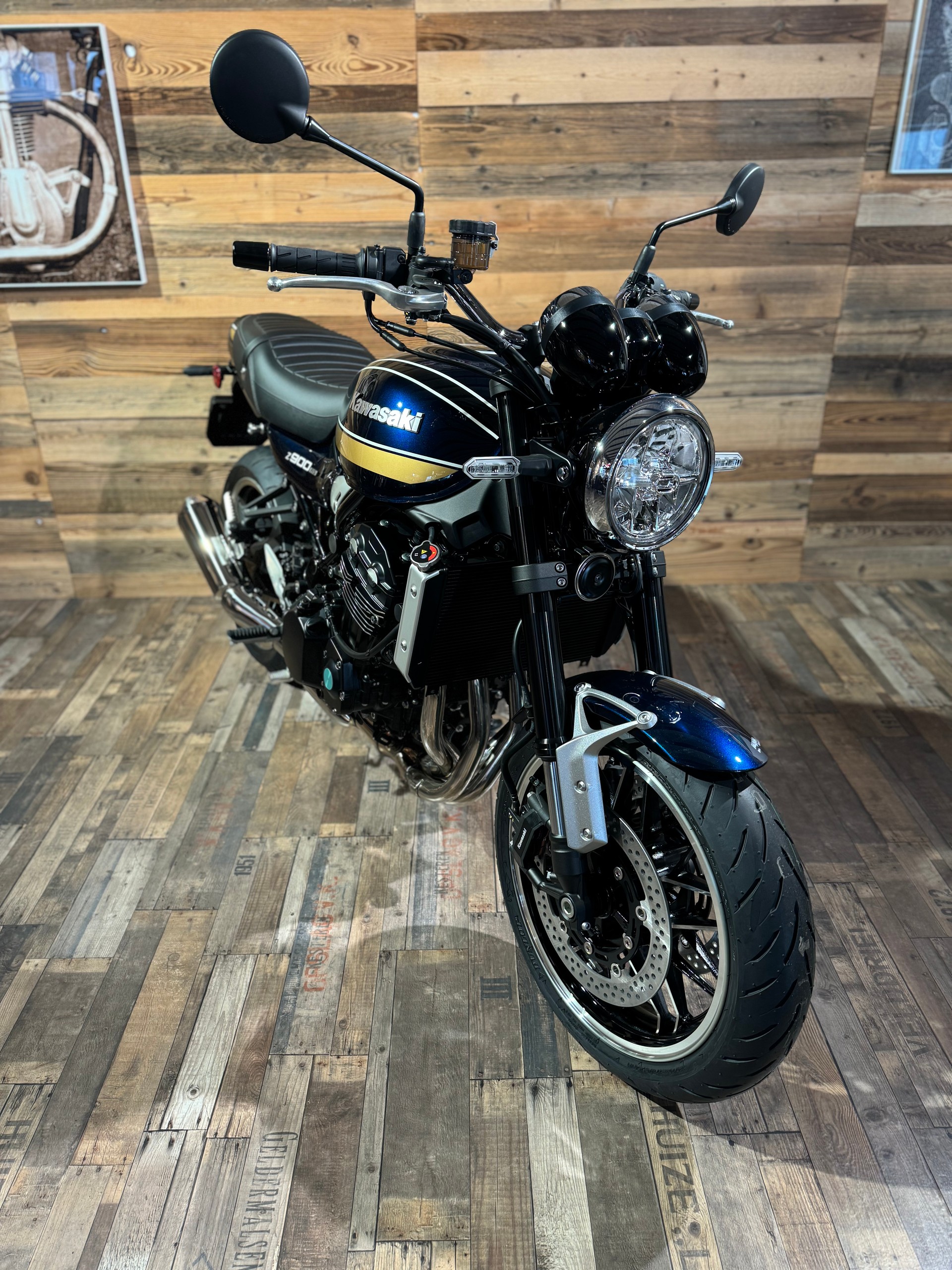 KAWASAKI Z 900 RS-showroom-element-3