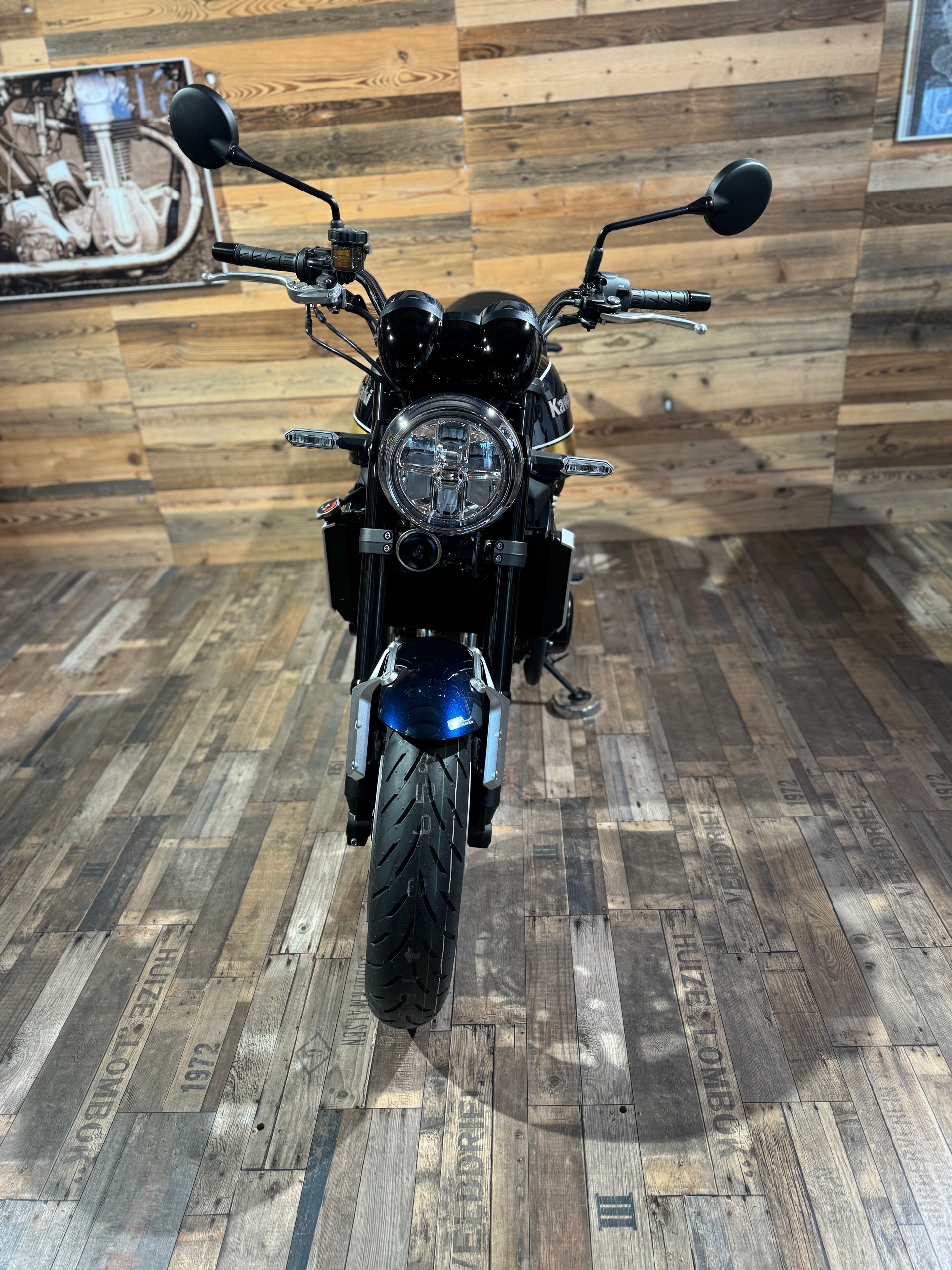 KAWASAKI Z 900 RS-showroom-element-2