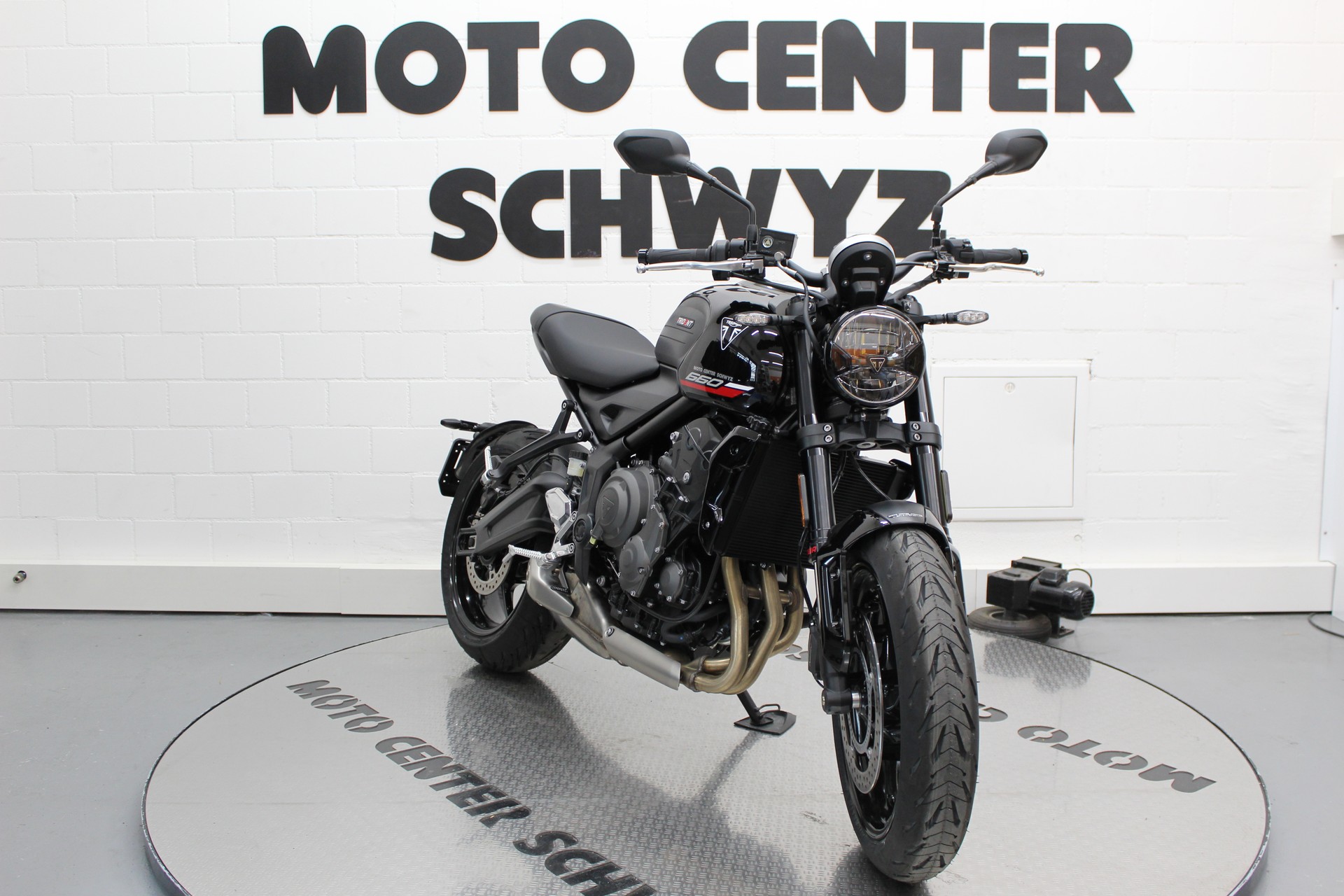 TRIUMPH Trident-showroom-element-1
