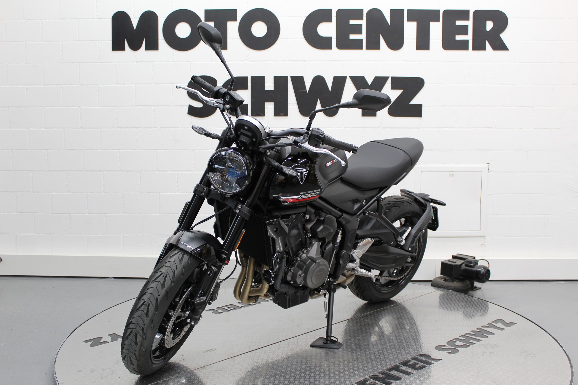 TRIUMPH Trident-showroom-element-3