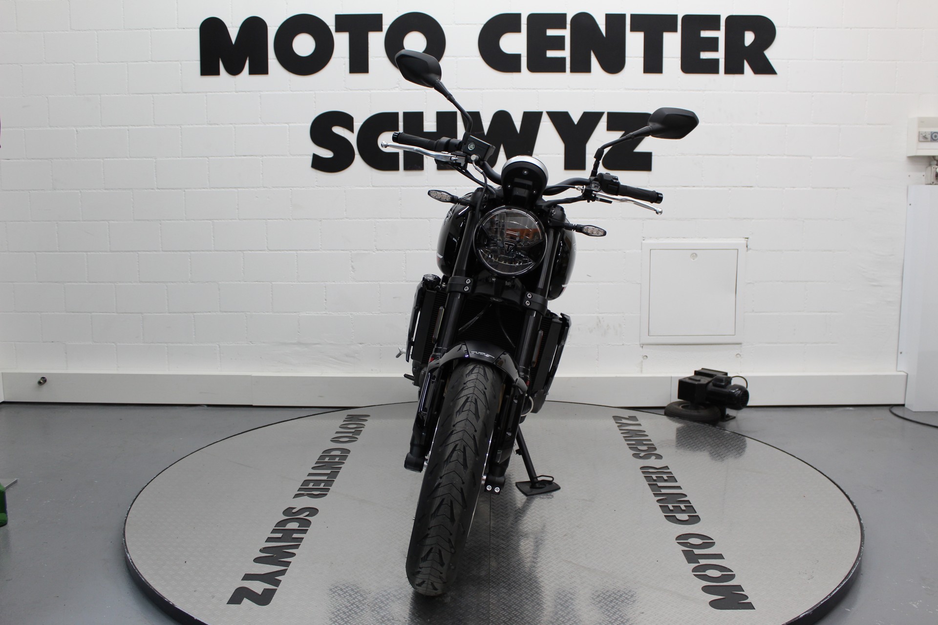 TRIUMPH Trident-showroom-element-2