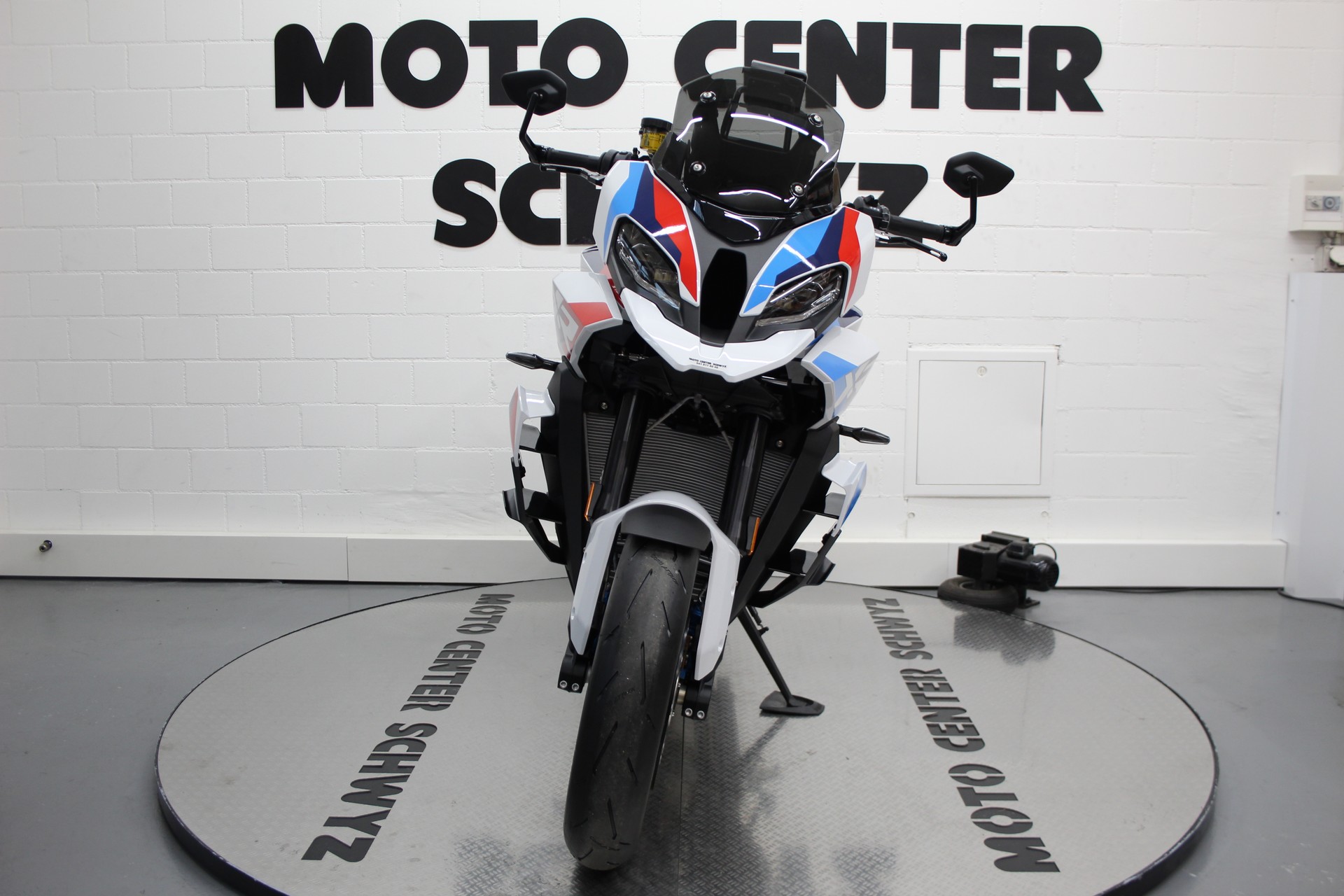 BMW M 1000 XR-showroom-element-2