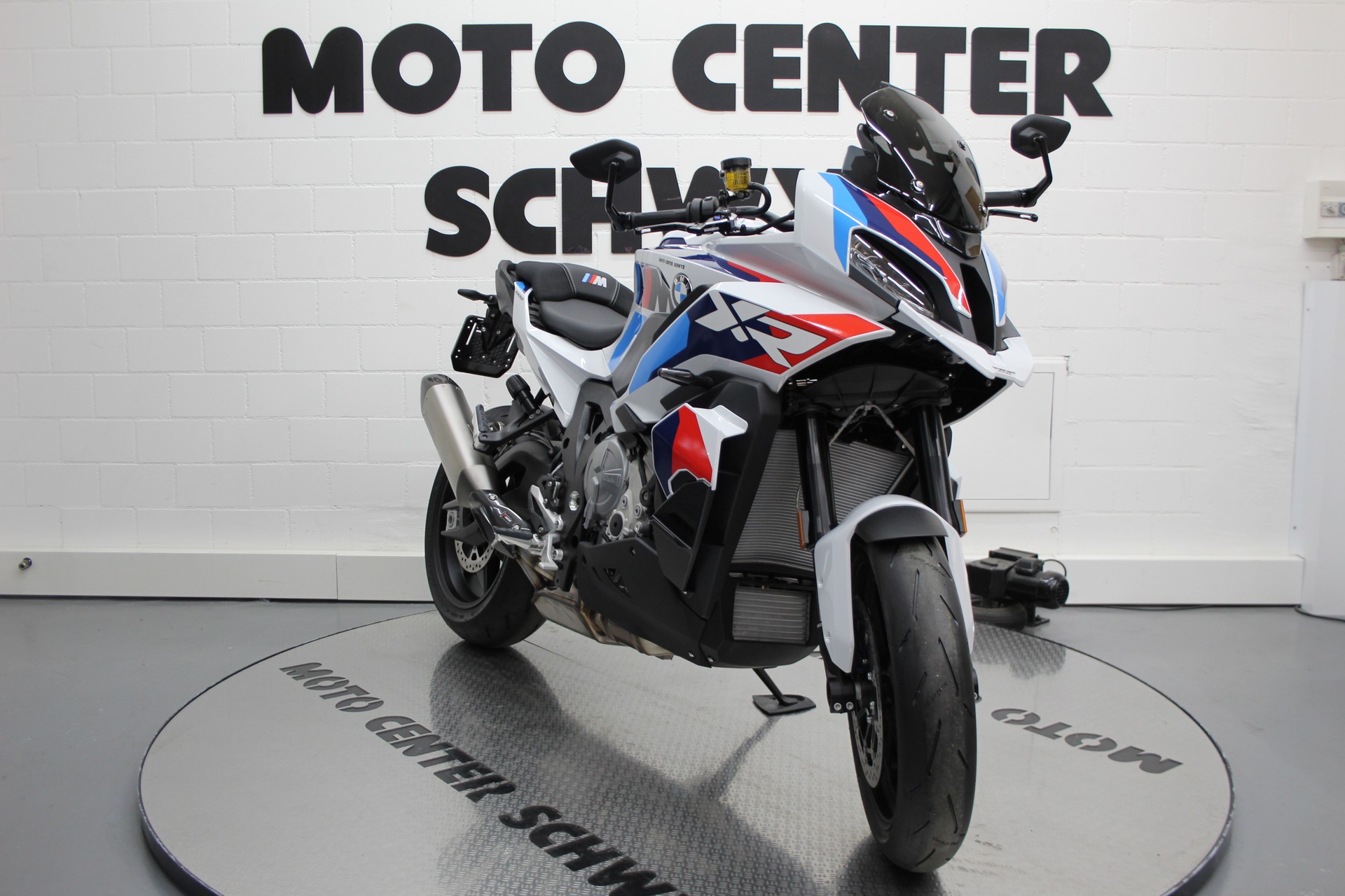 BMW M 1000 XR-showroom-element-1