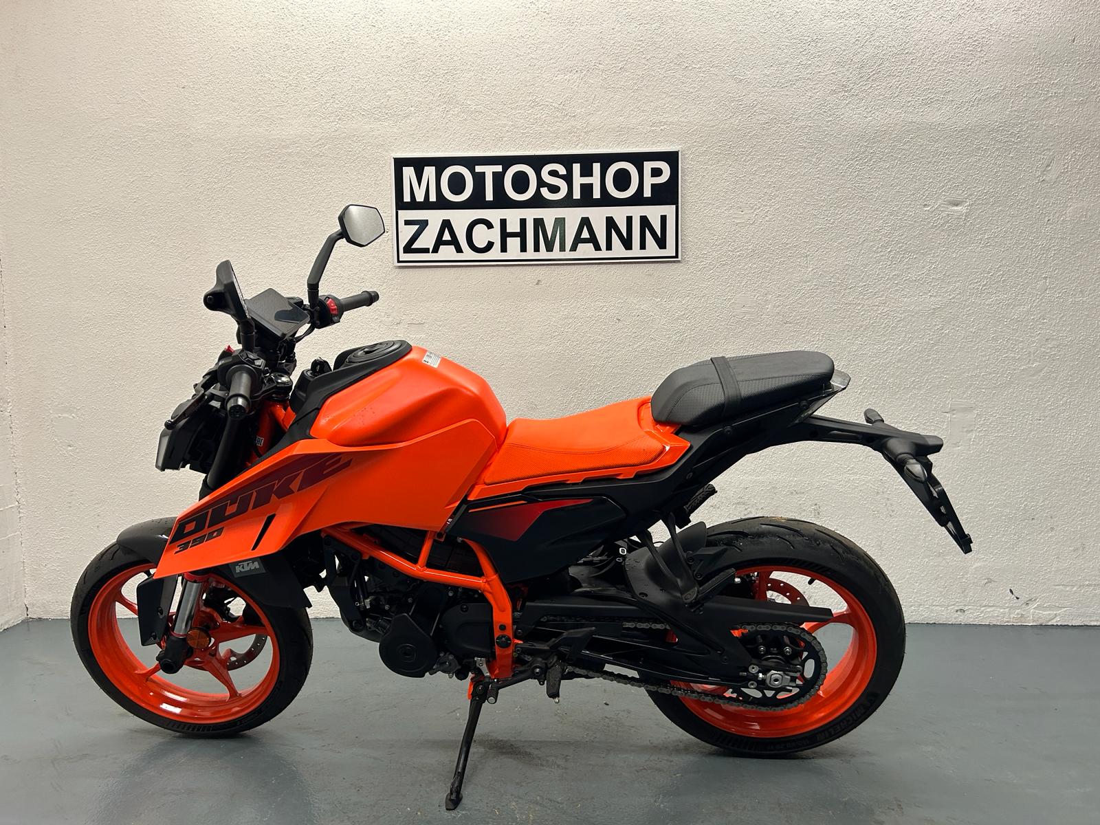 KTM 390 Duke-showroom-element-3