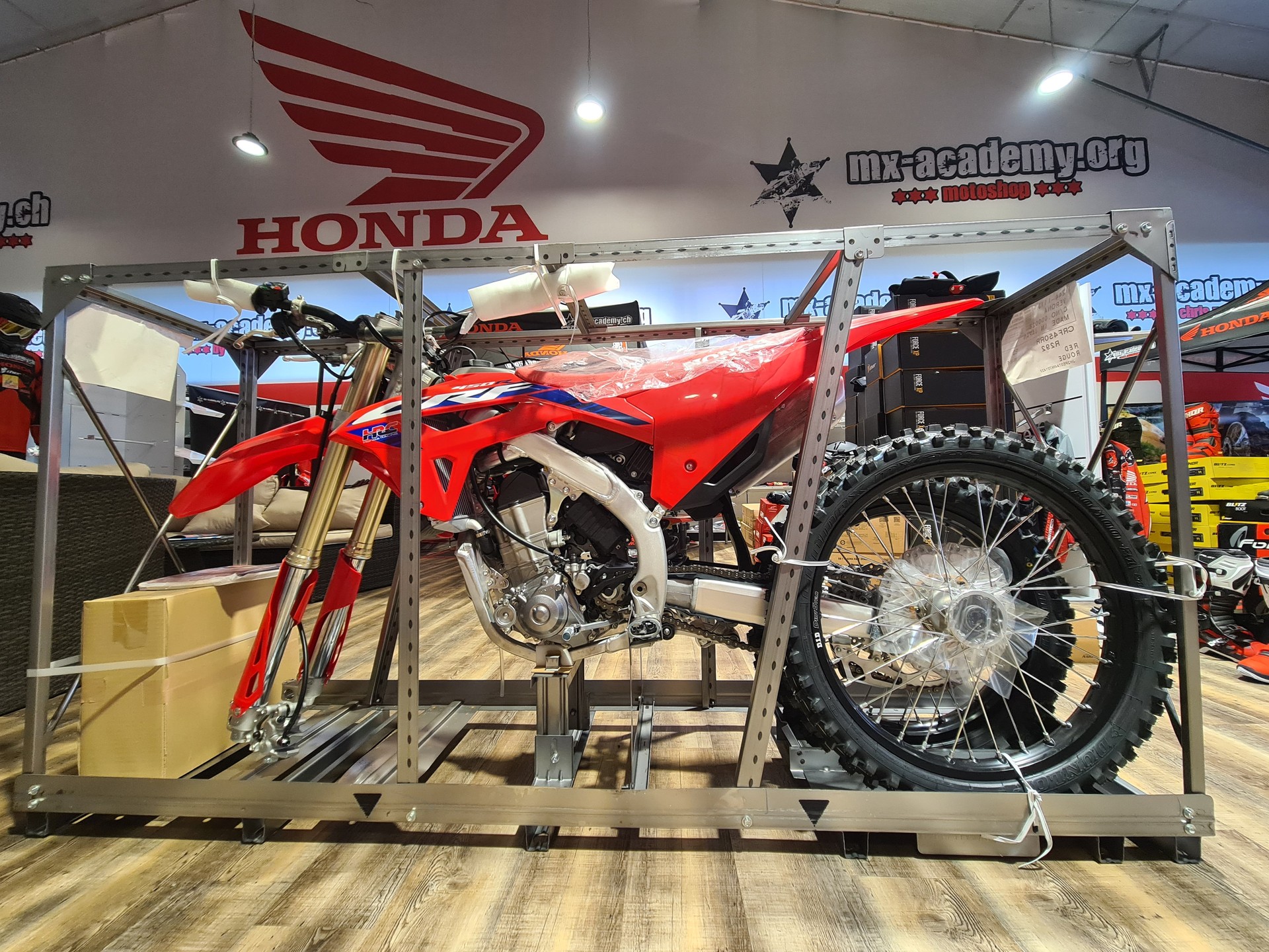 HONDA ** CRF450R ** Neufahrzeug in Kiste-showroom-element-3