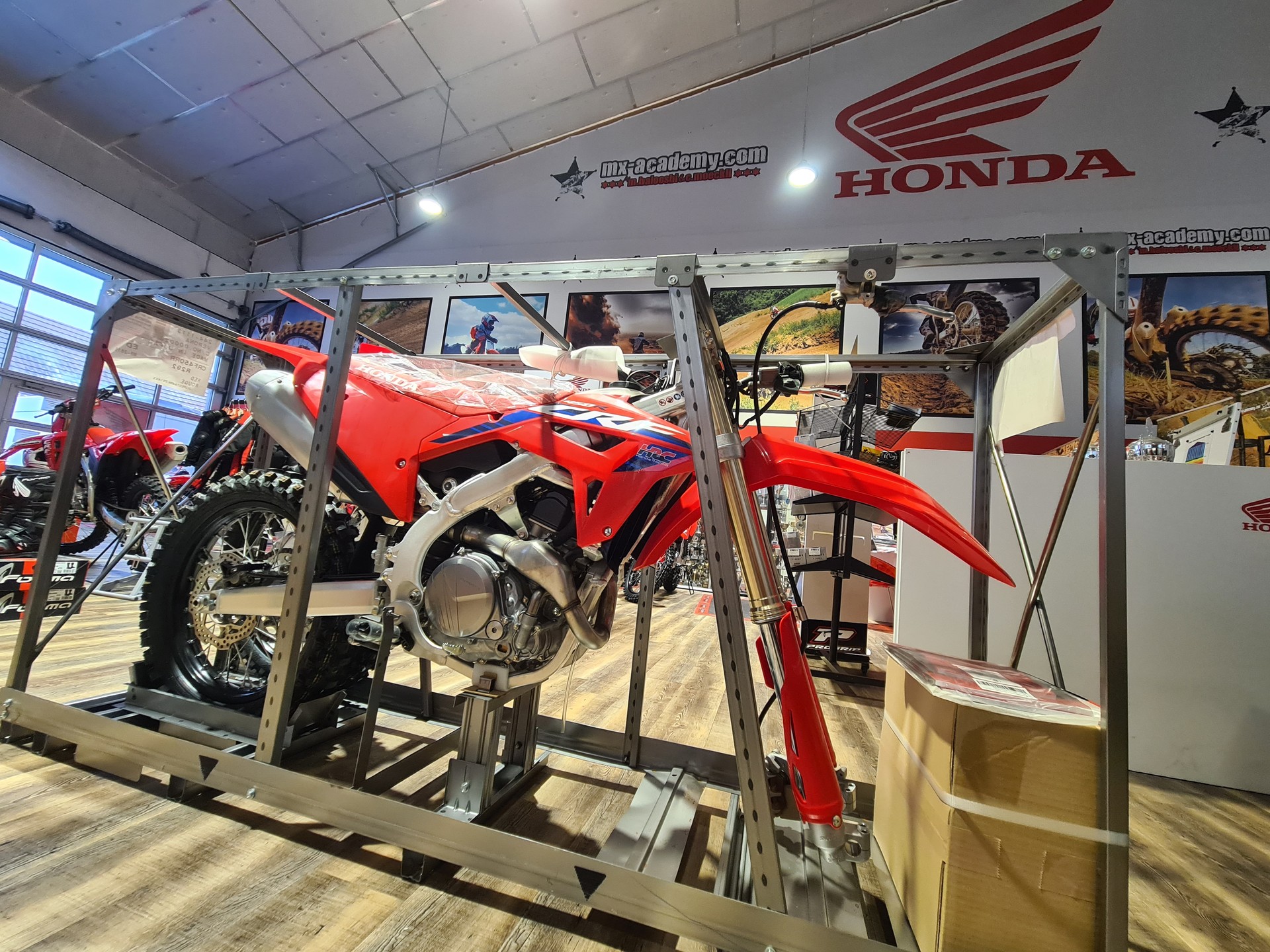 HONDA ** CRF450R ** Neufahrzeug in Kiste-showroom-element-1
