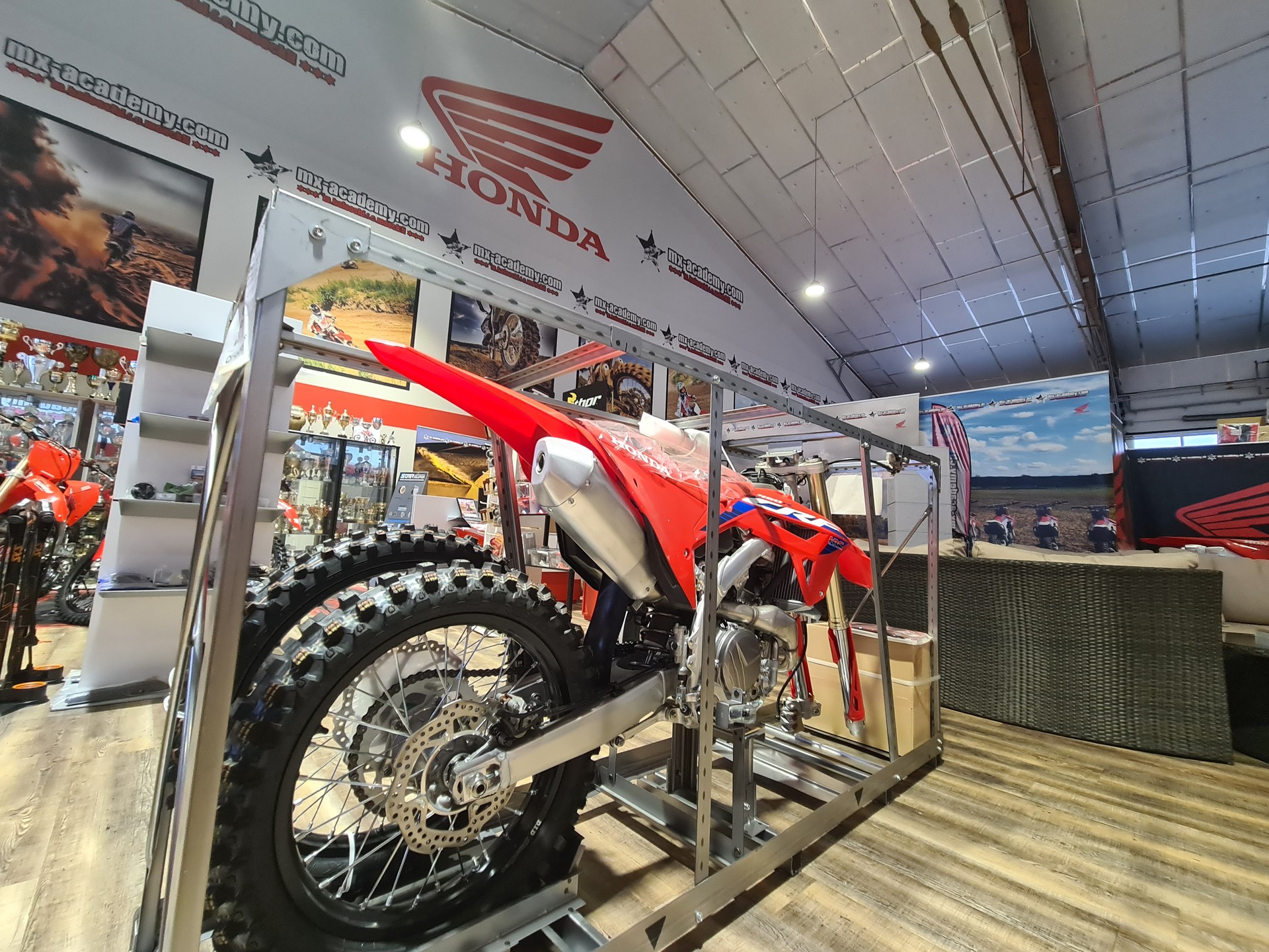 HONDA ** CRF450R ** Neufahrzeug in Kiste-showroom-element-2