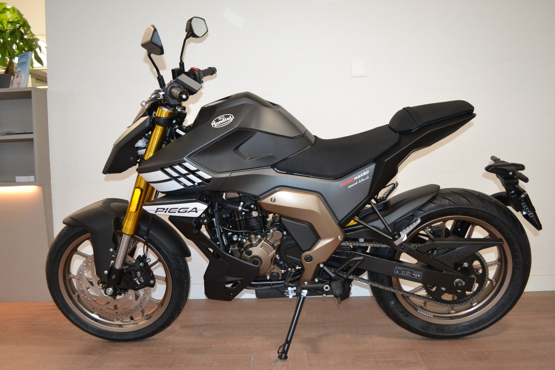 MONDIAL Piega ABS Hyper Naked-showroom-element-3