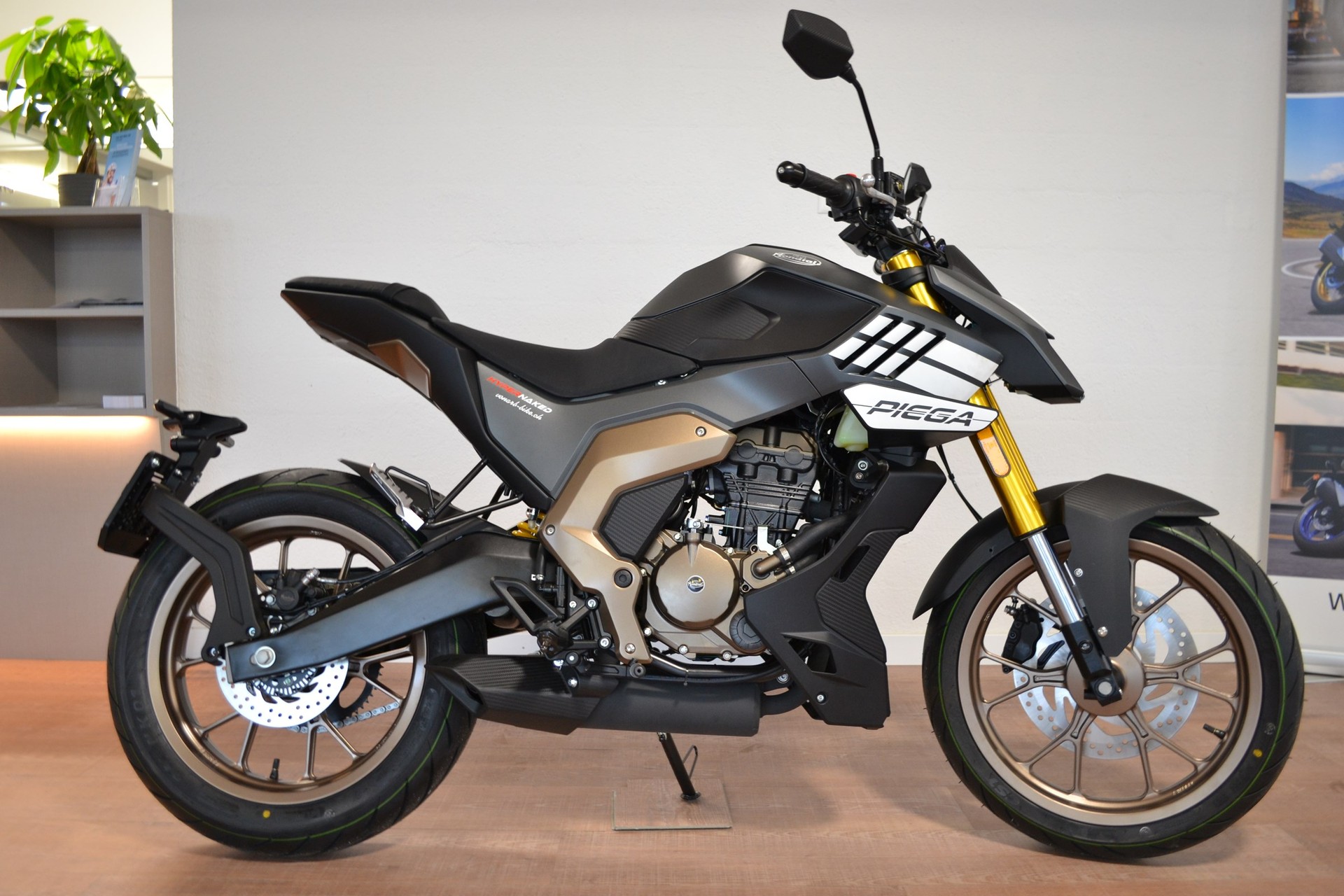 MONDIAL Piega ABS Hyper Naked