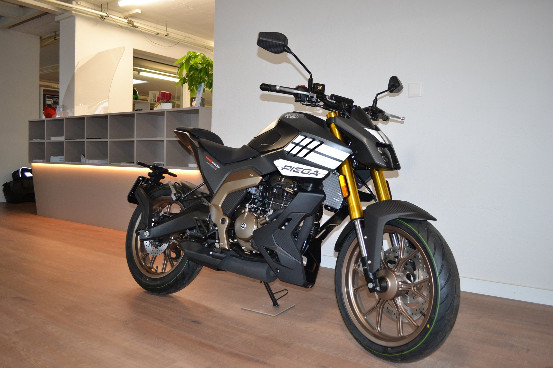 MONDIAL Piega ABS Hyper Naked-showroom-element-1