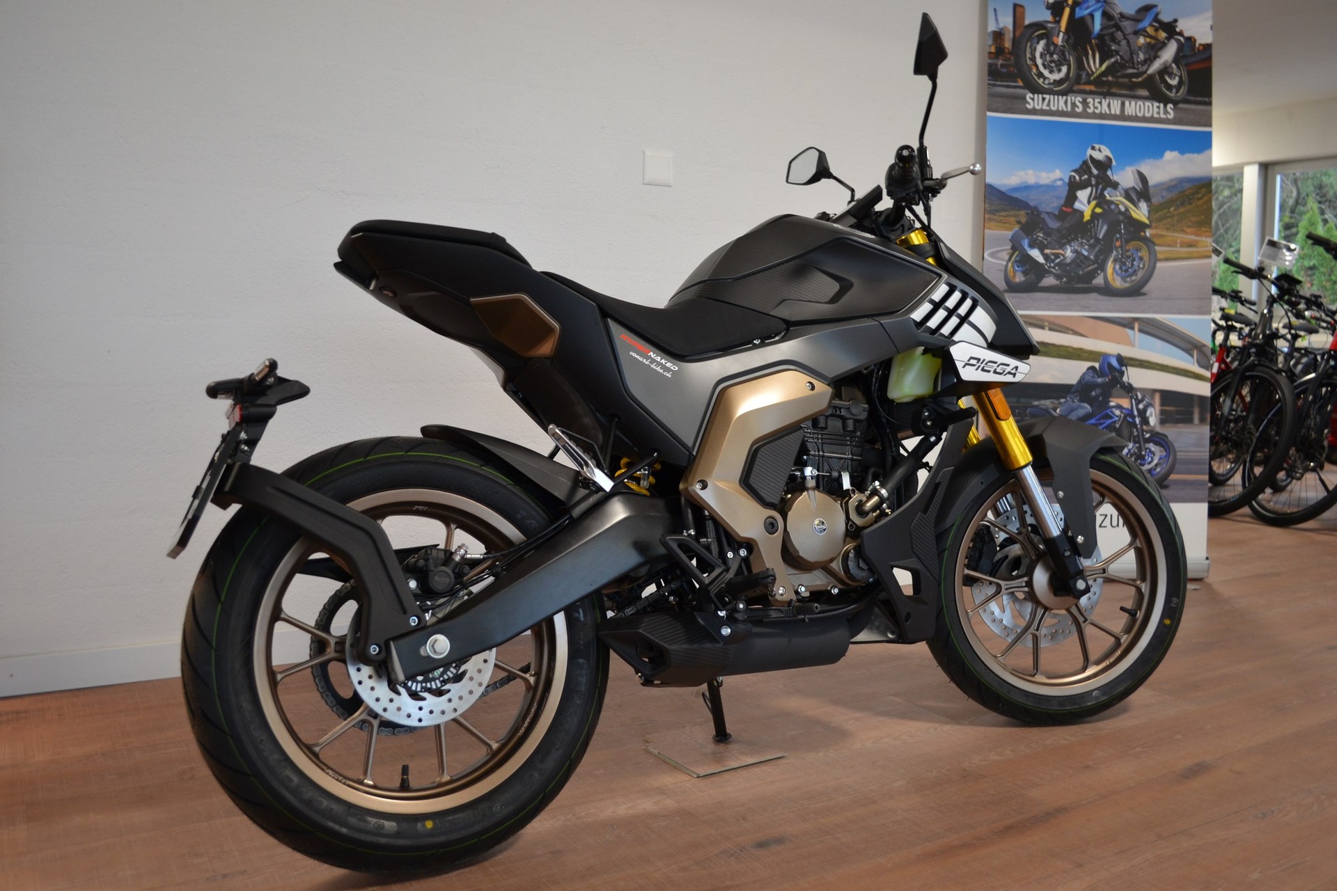 MONDIAL Piega ABS Hyper Naked-showroom-element-2