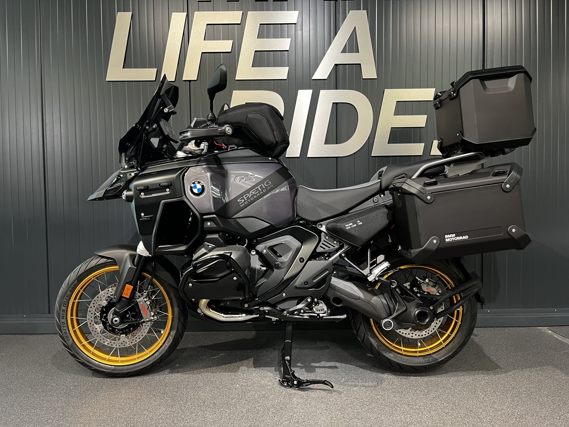 BMW R 1300 GS Adventure-image-2