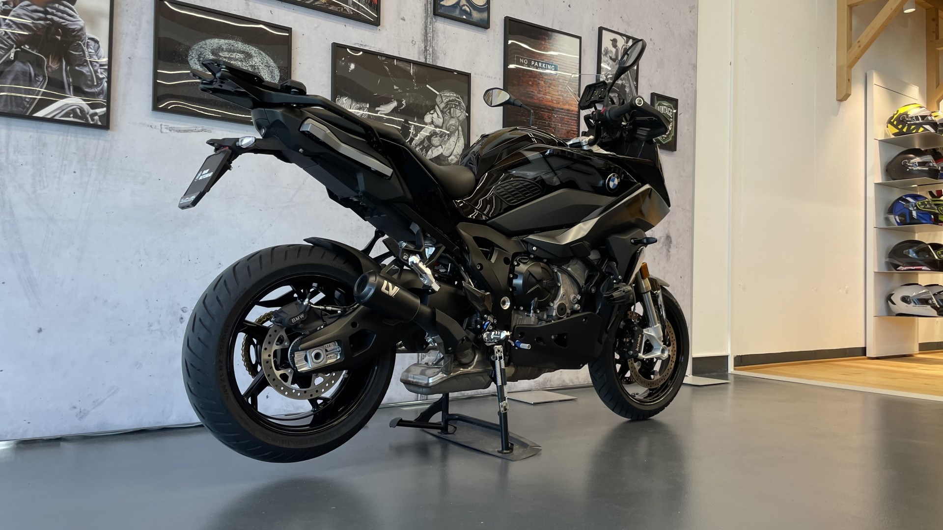 BMW S 1000 XR Triple Black-showroom-element-2