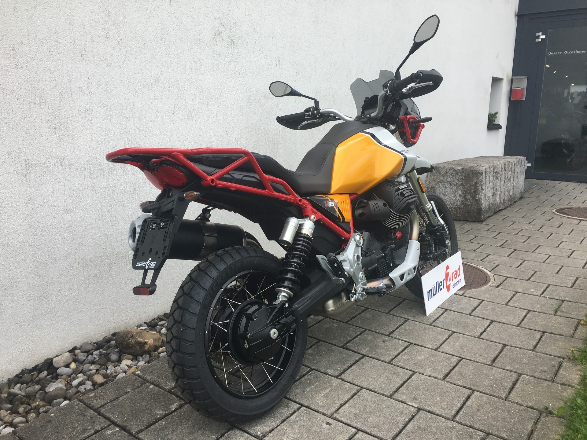 MOTO GUZZI V85 TT Premium Graphics 2-Tone-showroom-element-1