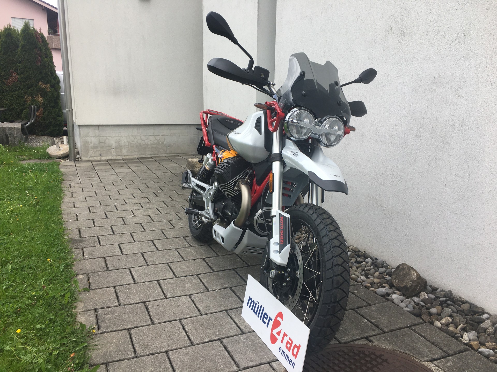 MOTO GUZZI V85 TT Premium Graphics 2-Tone-showroom-element-2