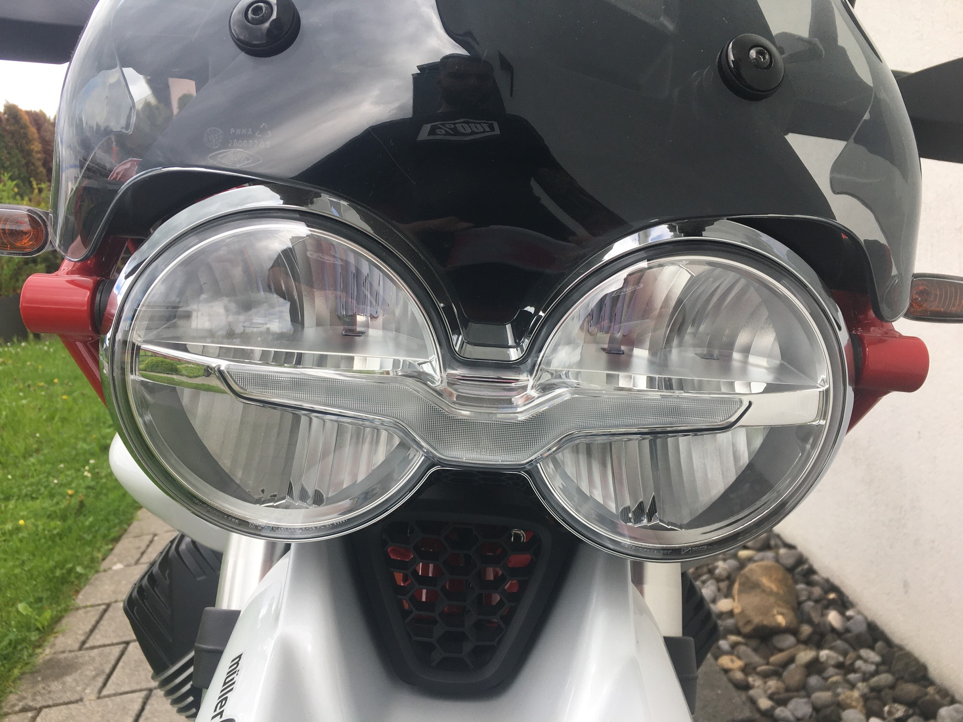 MOTO GUZZI V85 TT Premium Graphics 2-Tone-showroom-element-3
