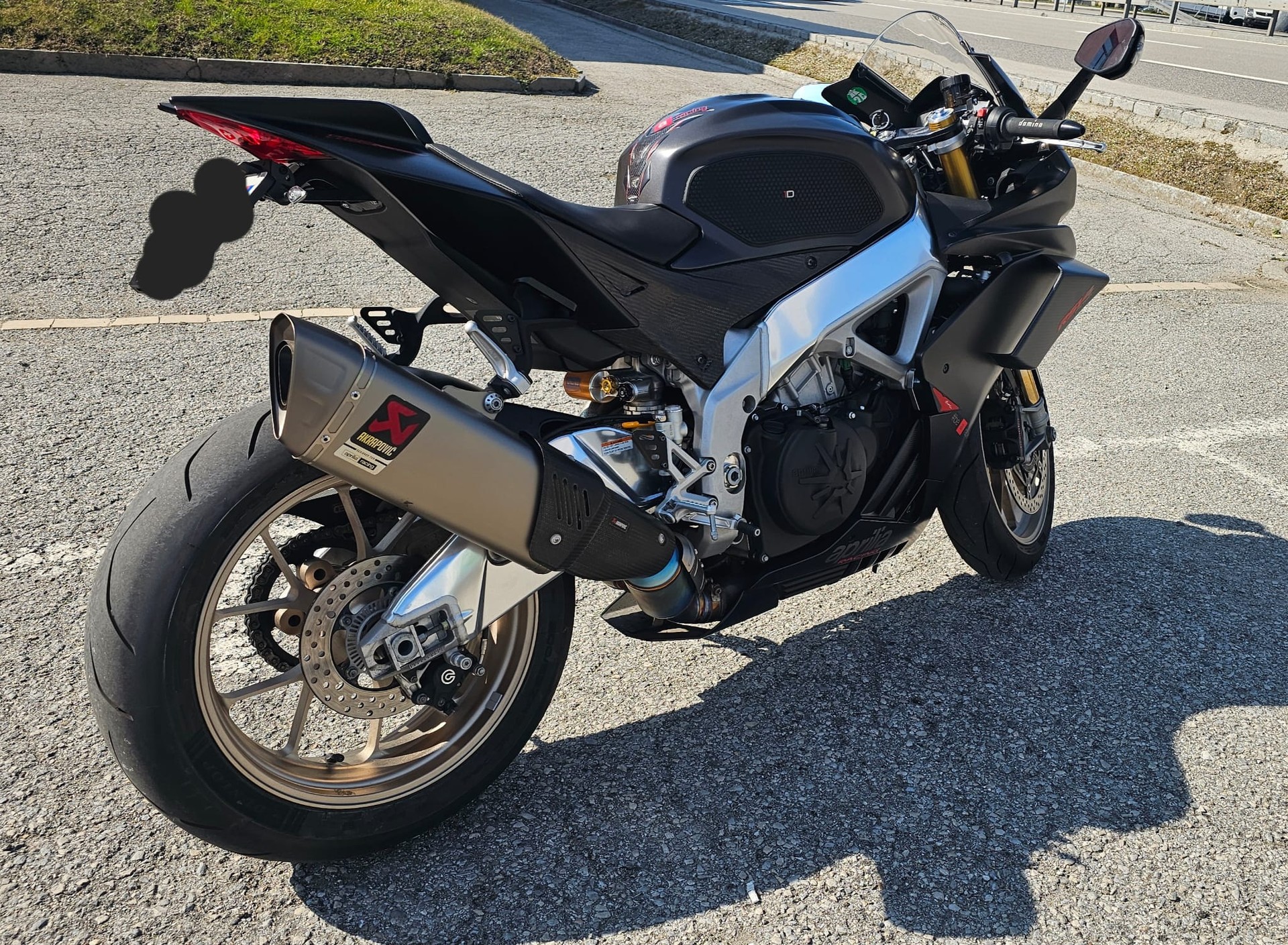 APRILIA RSV4 1100 Factory-showroom-element-2