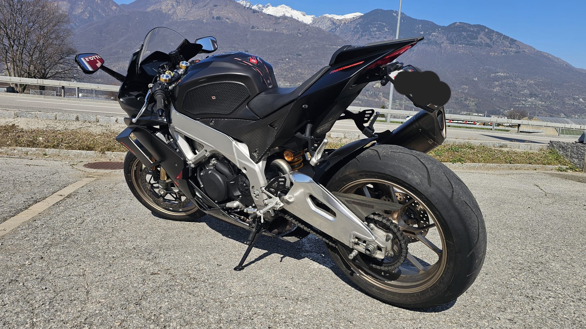 APRILIA RSV4 1100 Factory-showroom-element-3