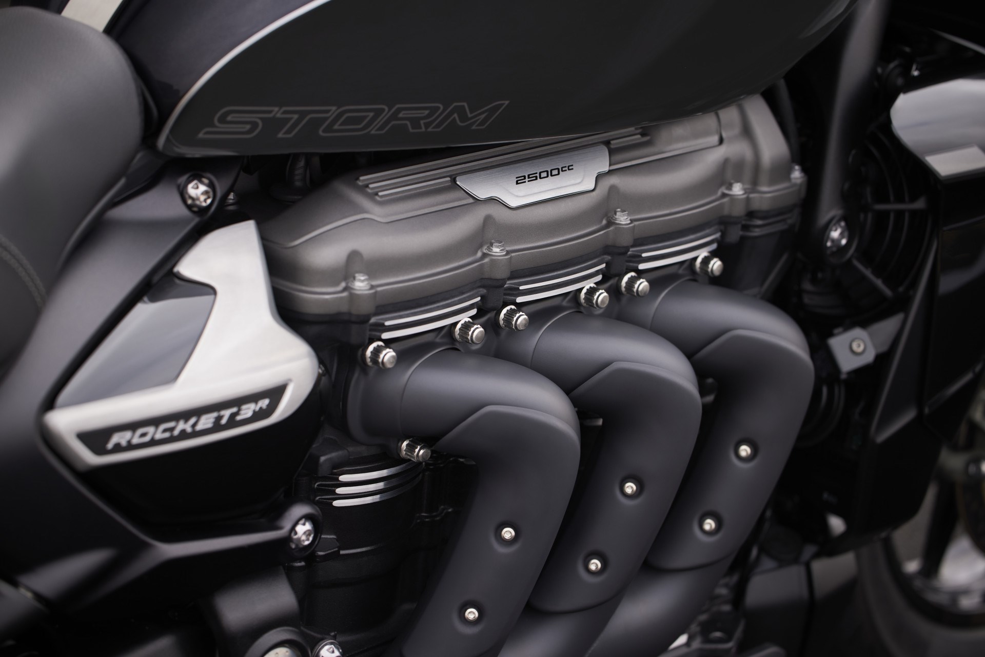 TRIUMPH Rocket 3 Storm R NEW MODEL-showroom-element-2