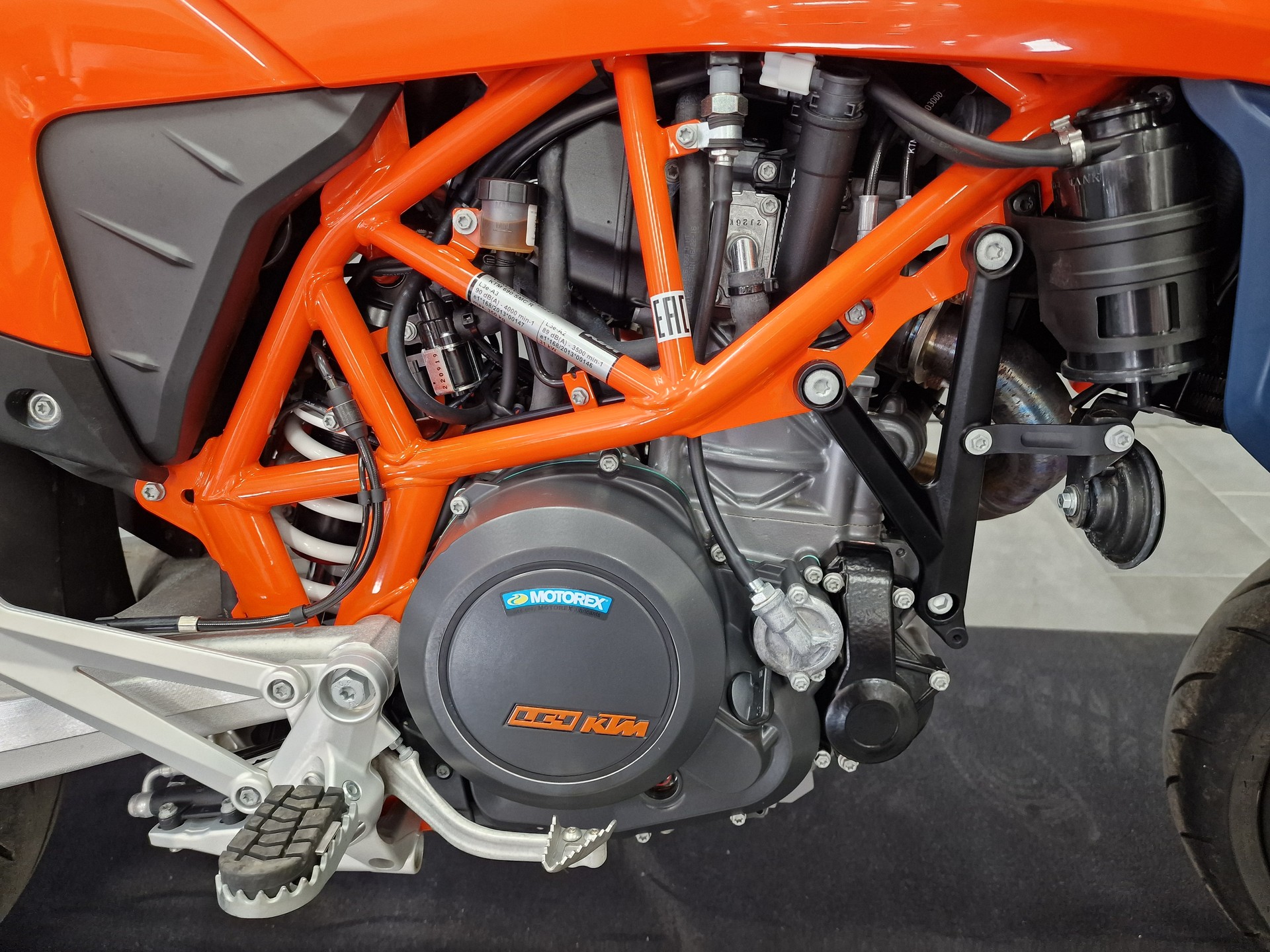 KTM 690 SMC R ABS (35 kW)-showroom-element-3