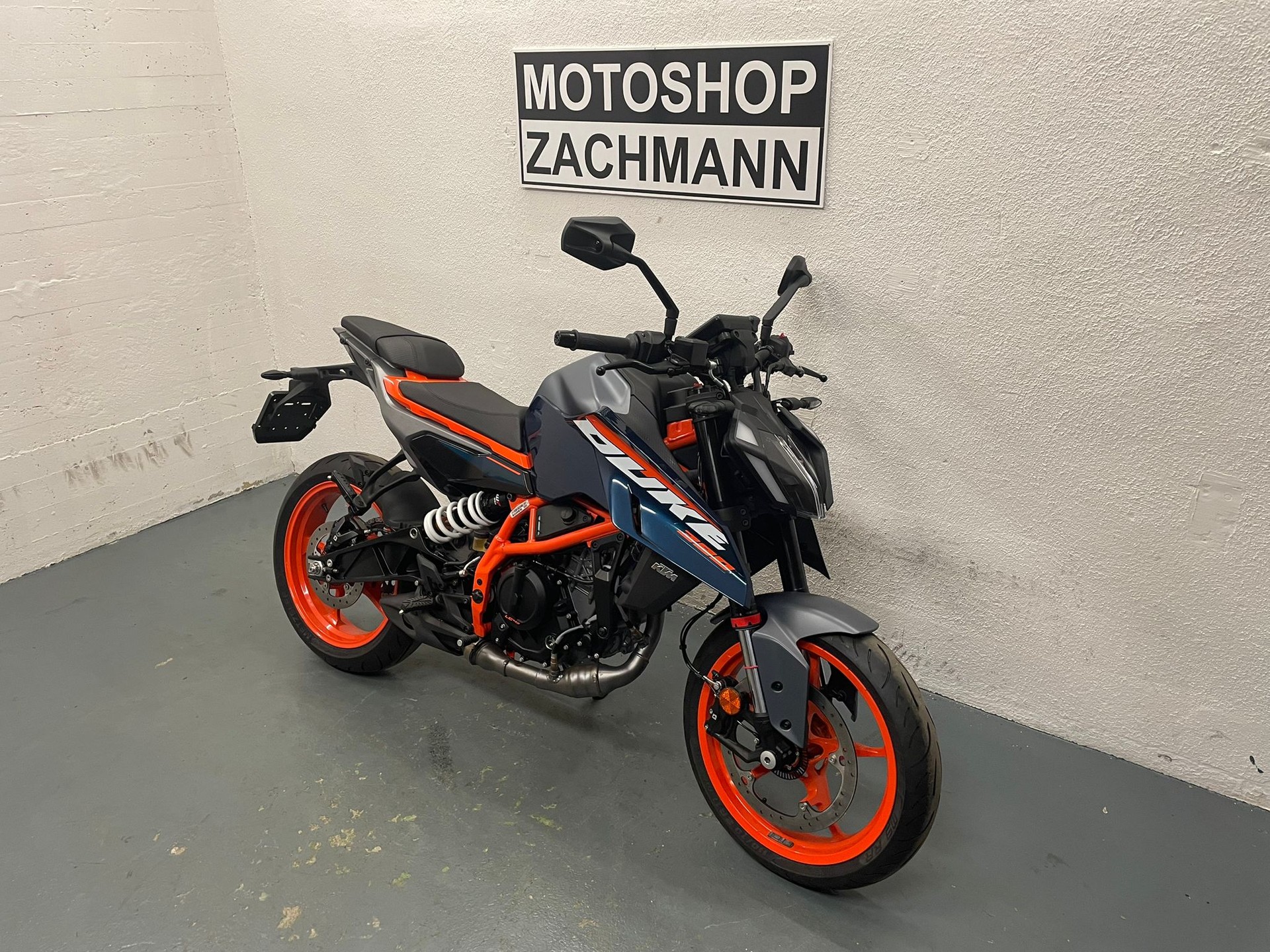 KTM 390 Duke-showroom-element-2