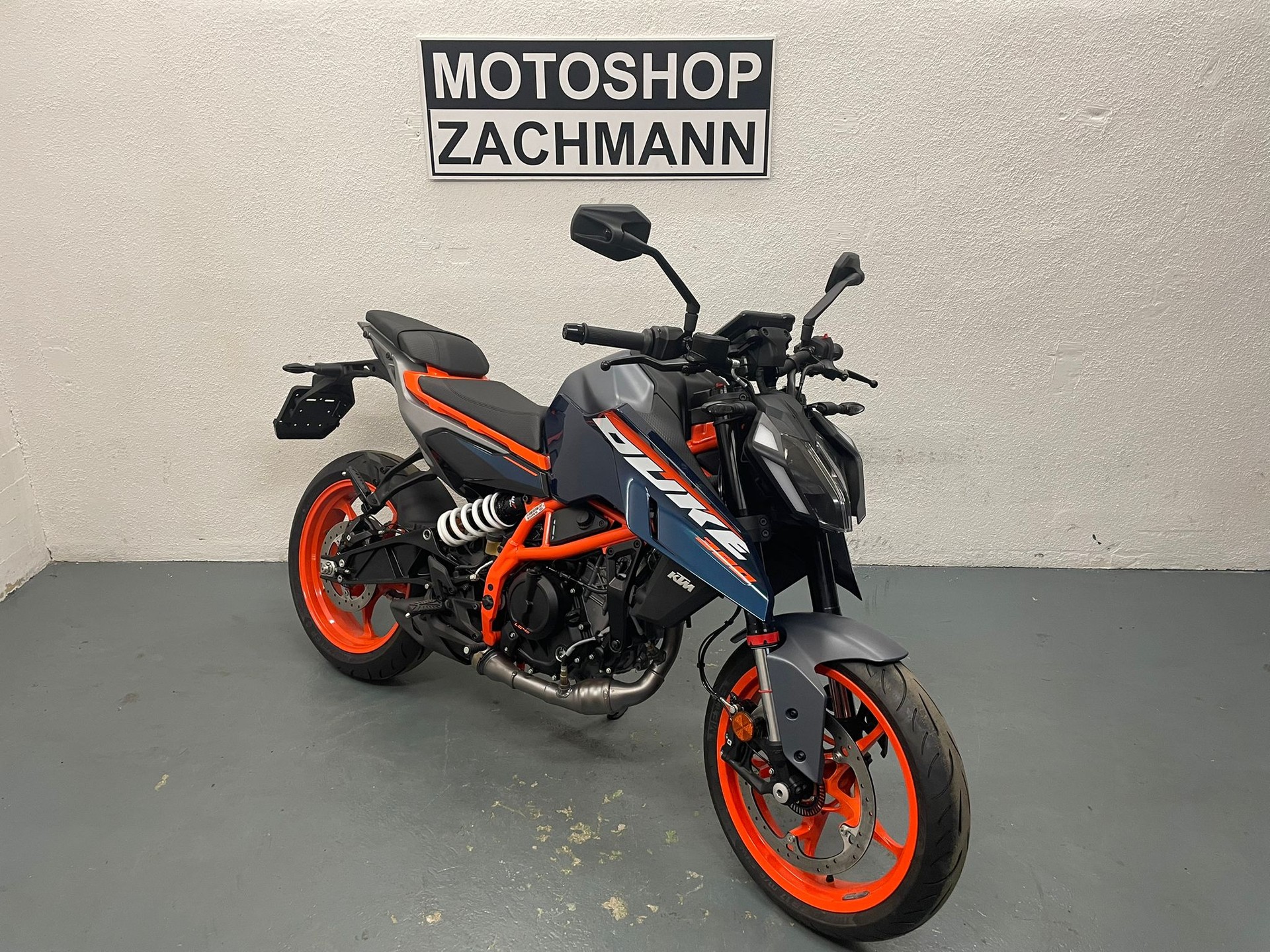 KTM 390 Duke-showroom-element-1