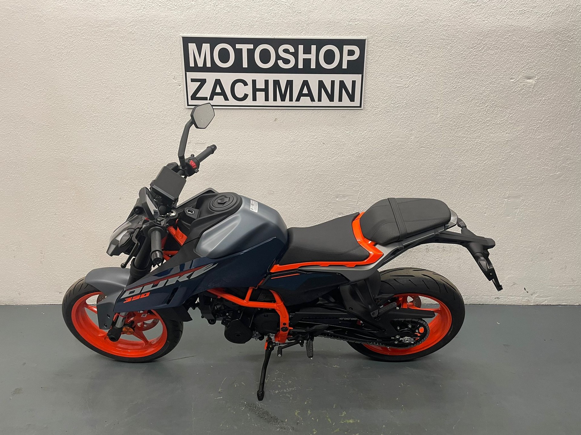 KTM 390 Duke-showroom-element-3