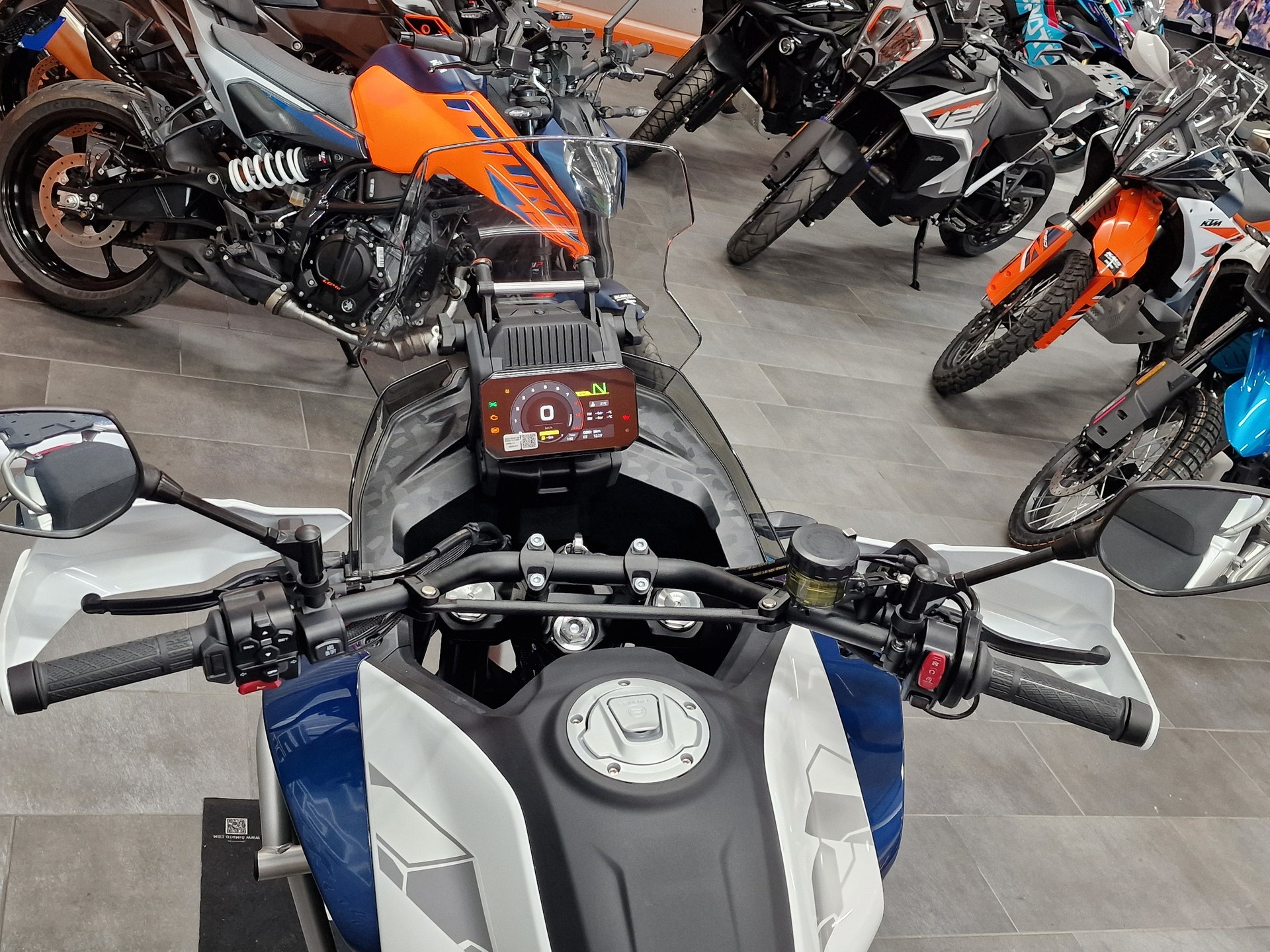 CF MOTO 700MT-showroom-element-1