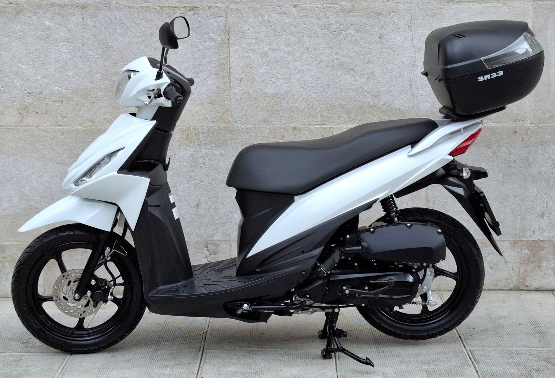 SUZUKI UK / FL ADDRESS-showroom-element-2