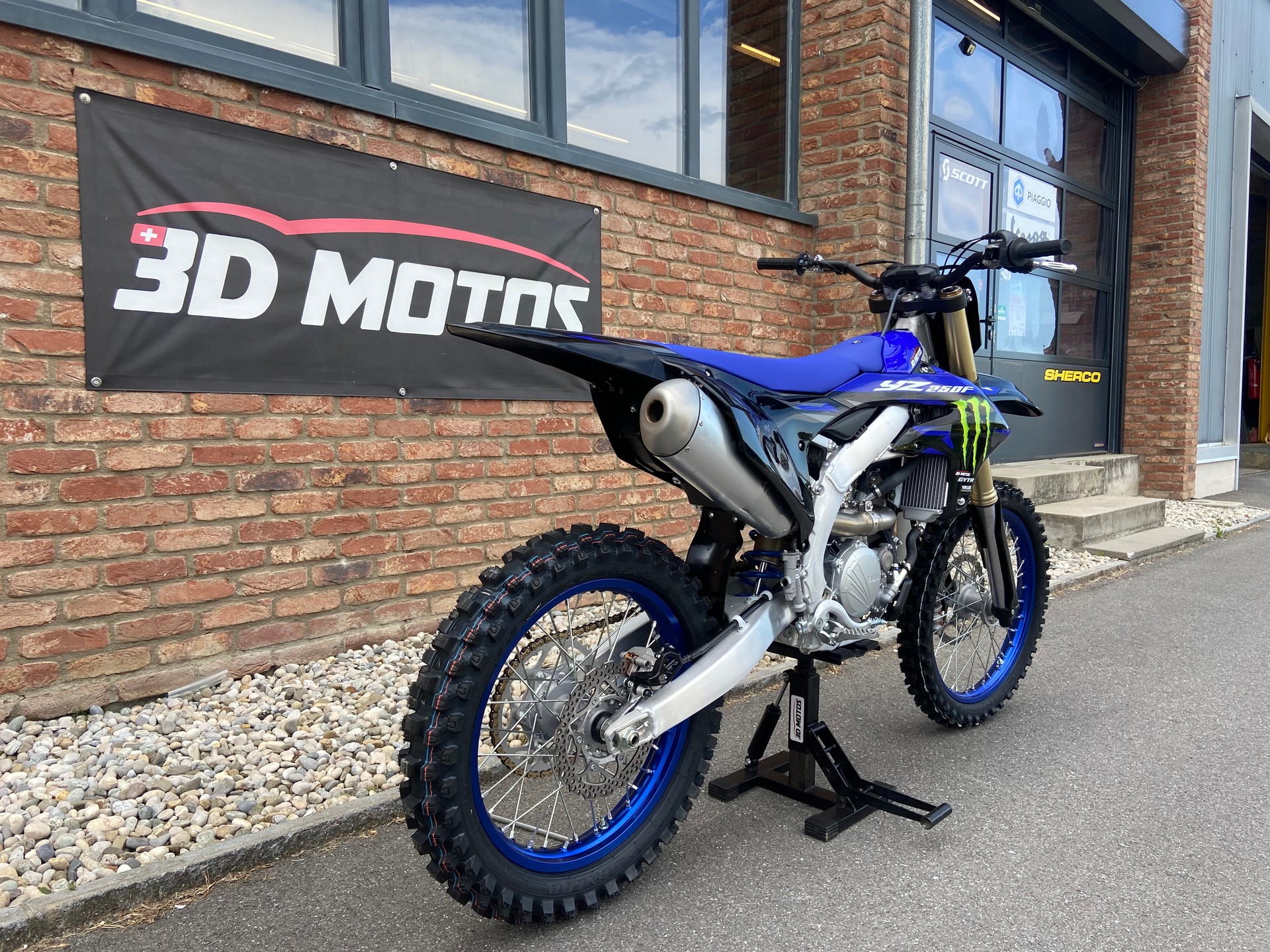 YAMAHA YZ250F Monster Energy Racing Edition-showroom-element-1
